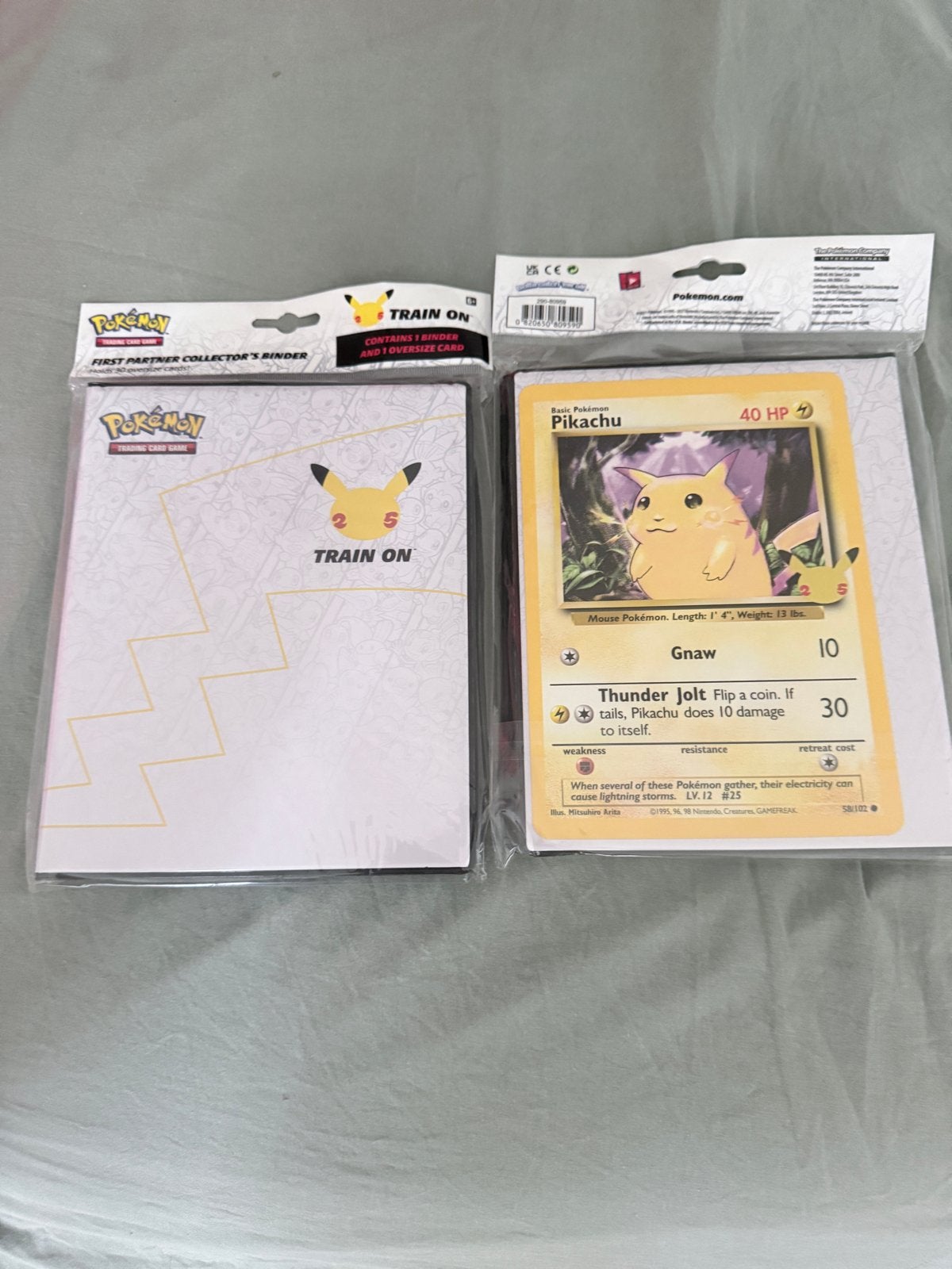 Pokémon 25th Anniversary Collector's Binder met Oversized Ka, Ophalen of Verzenden, Nieuw, Overige typen