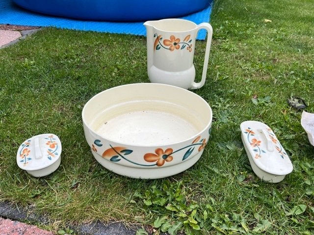 te koop vinted kruk met kan en bakjes (Maastricht), Ophalen