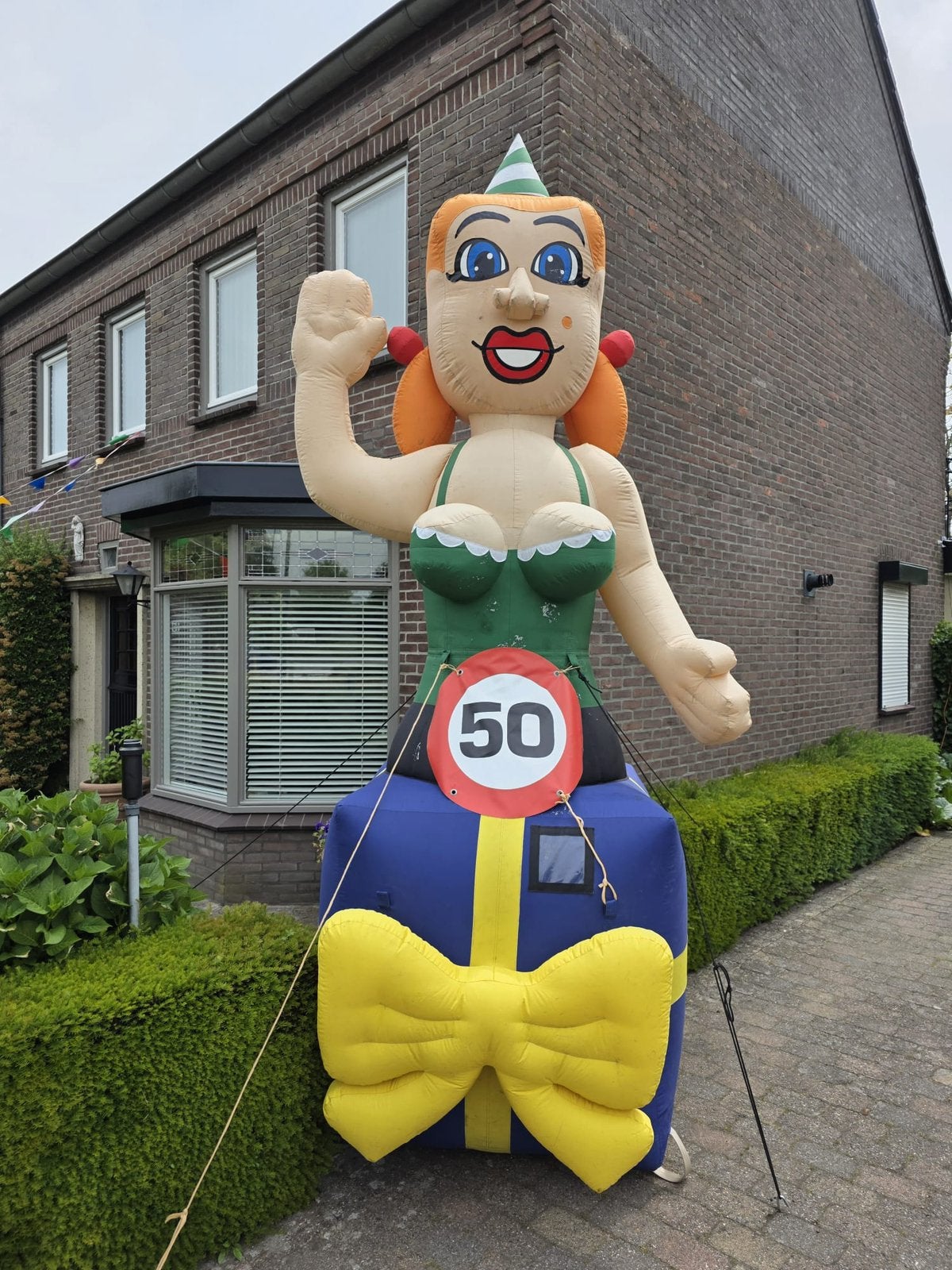 Sarah Cadeau TE HUUR / Verras de jarige (GRATIS leeftijdbord, Ophalen, Zo goed als nieuw, Abraham of Sarah