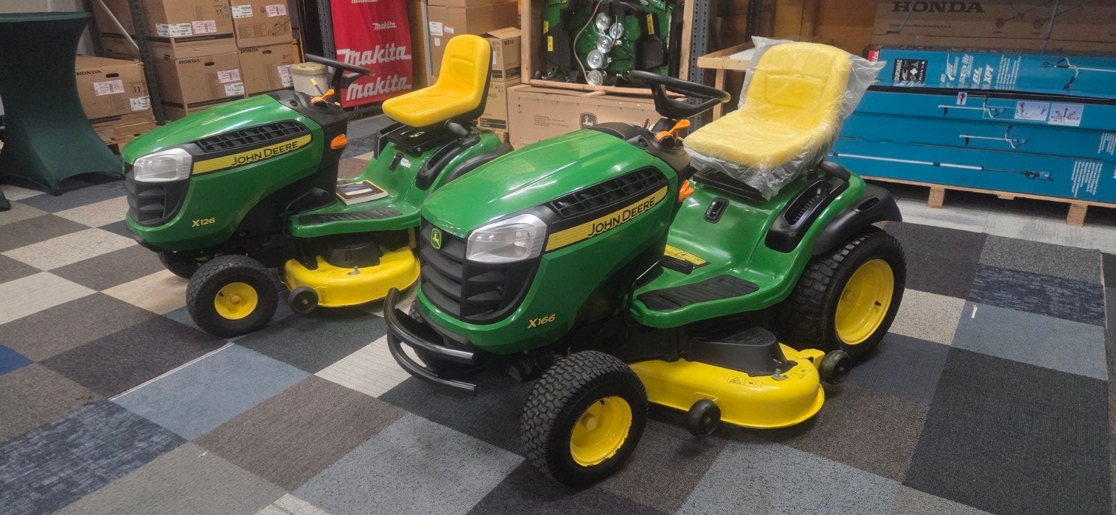 Gebruikte John Deere Zitmaaiers X126 en/of X166, Tuin en Terras, John Deere, Elektrische starter, Info@johndeere.com, Ophalen of Verzenden