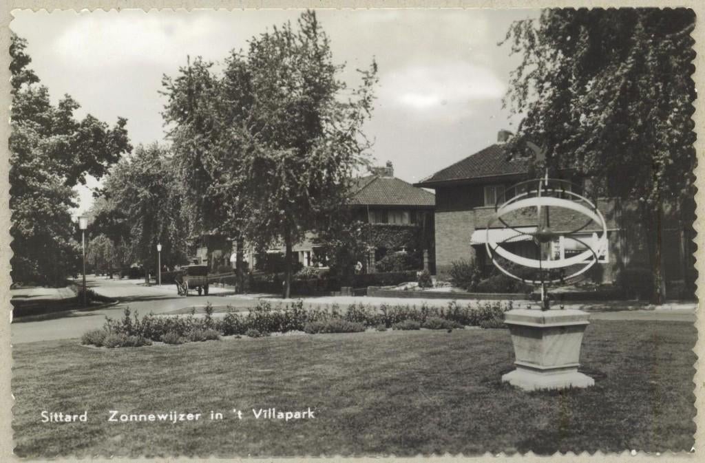 Sittard - Zonnewijzer in 't Villapark, Verzamelen, Ansichtkaarten | Nederland, Verzenden, 1940 tot 1960, Ongelopen, Limburg