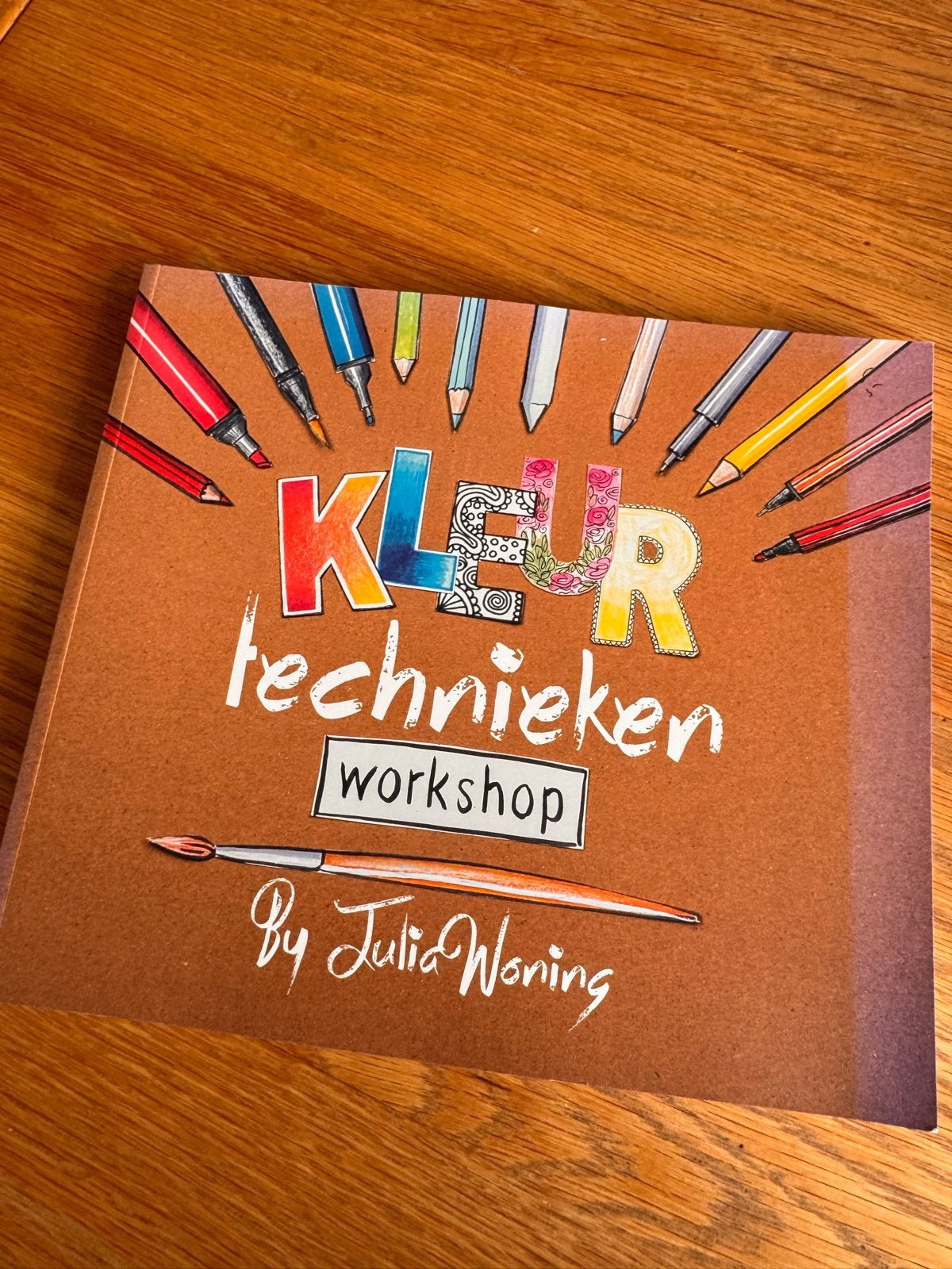 Kleurtechnieken Workshop boek door Julia Woning, Ophalen, Zo goed als nieuw, Tekenen en Schilderen