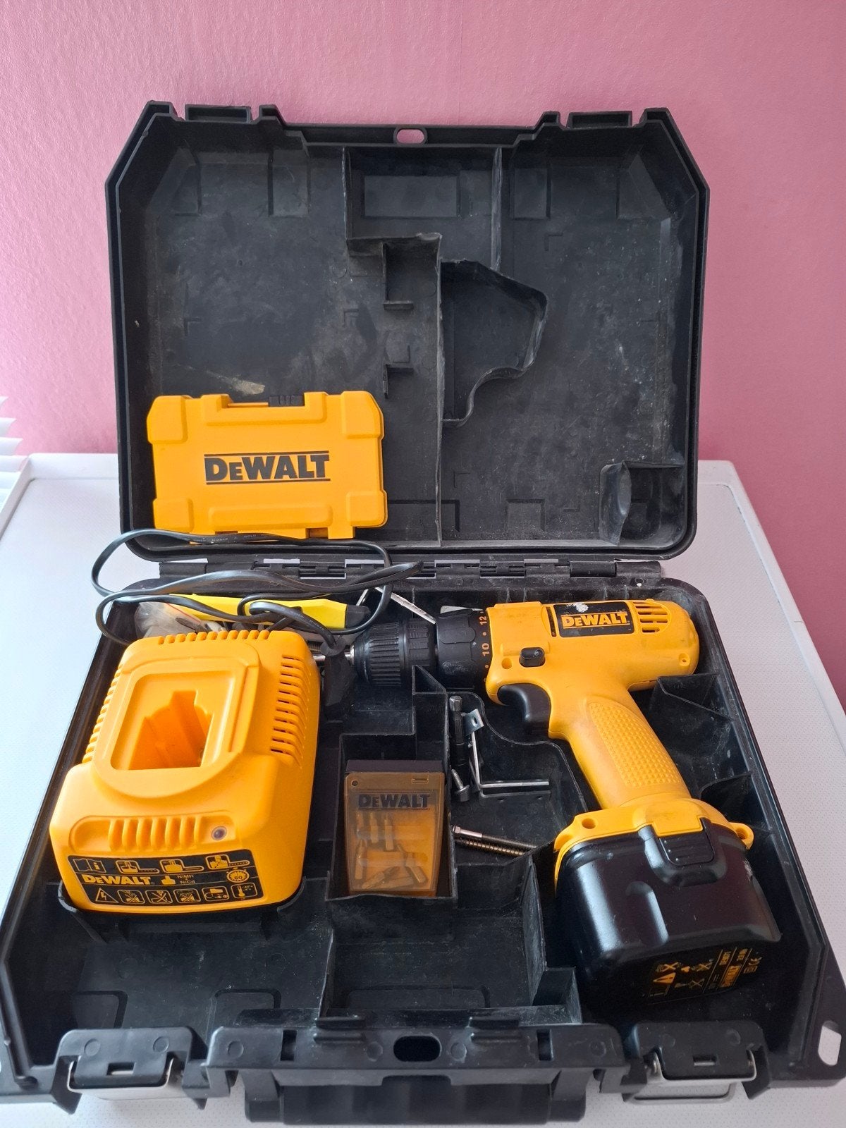 DeWalt Boor- en Schroefmachine met Accu en Oplader, Ophalen, Gebruikt, Boor- en Schroefmachine, Variabele snelheid