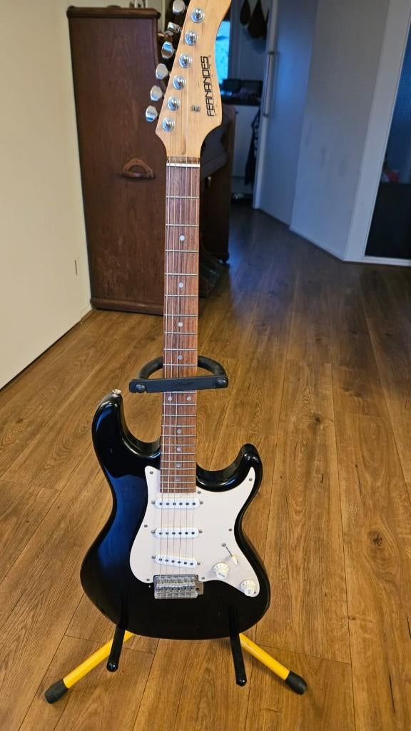 Gitaar met standaard, Muziek en Instrumenten, Ophalen, Gebruikt, Solid body, Overige merken