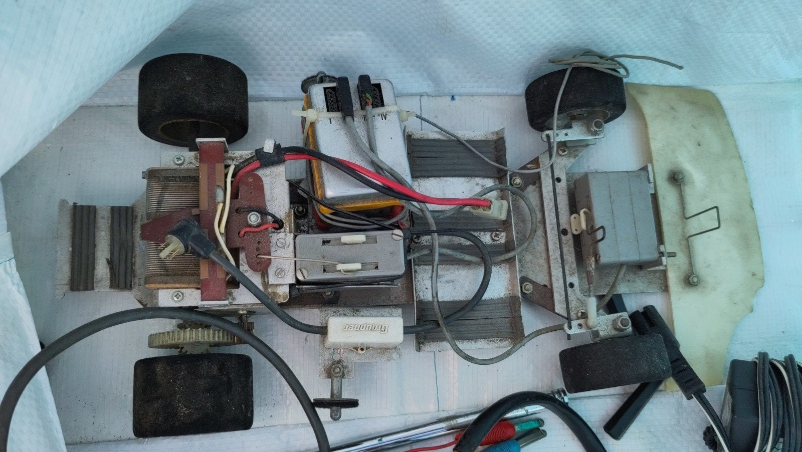 Oude RC Auto met Onderdelen en Zender - Graupner Varioprop, Hobby en Vrije tijd, Modelbouw | Radiografisch | Auto's, Gebruikt