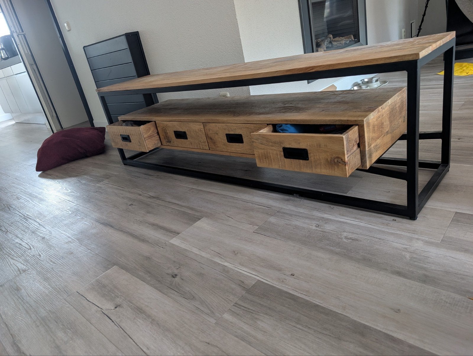 Industriële TV-meubel met mangohout en metalen frame, Huis en Inrichting, 150 tot 200 cm, Zo goed als nieuw, Minder dan 100 cm