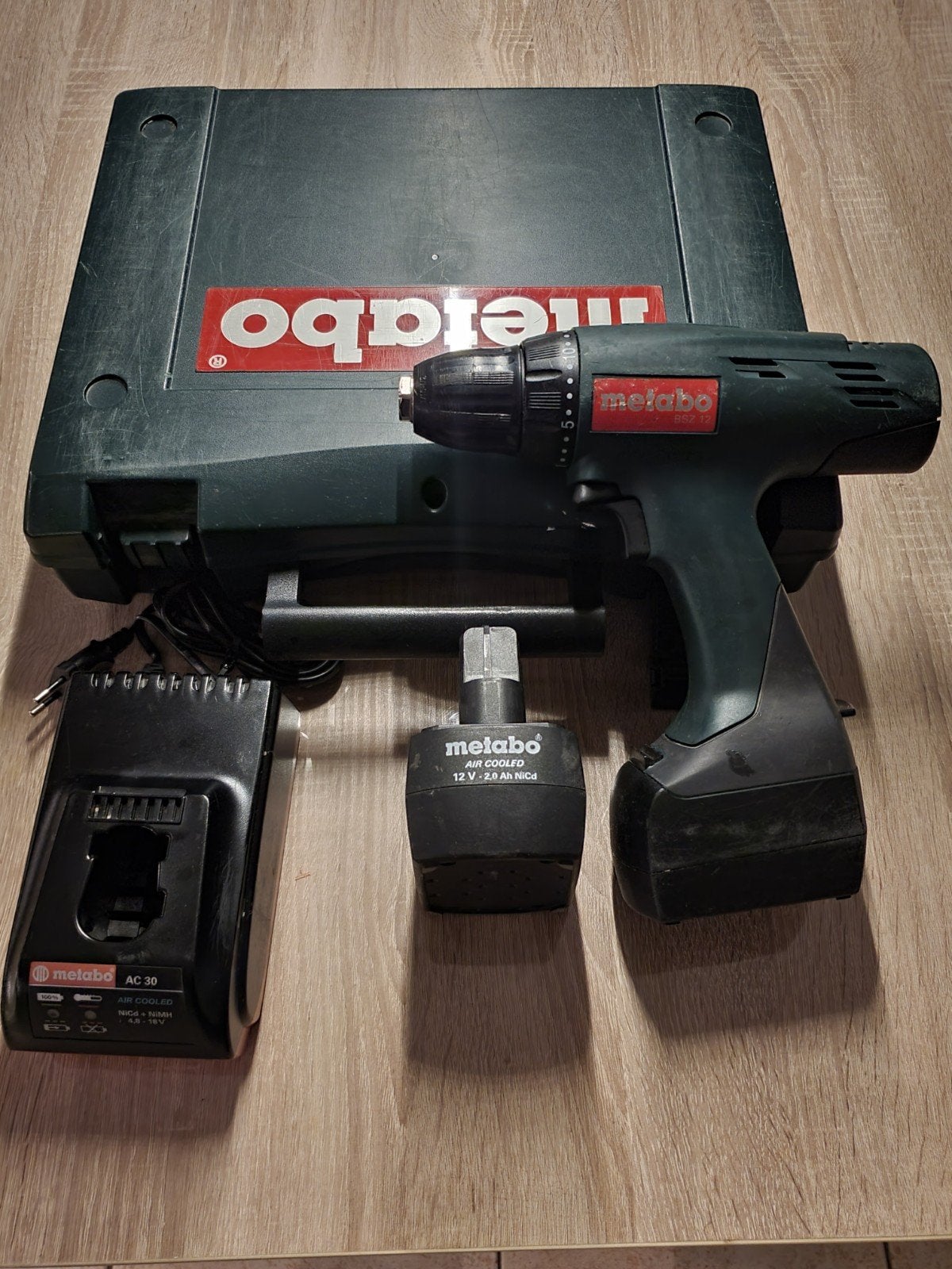 Metabo BSZ12 Accu Schroefboormachine met 2 accu's en koffer, Ophalen, Gebruikt, Boor- en Schroefmachine, Variabele snelheid