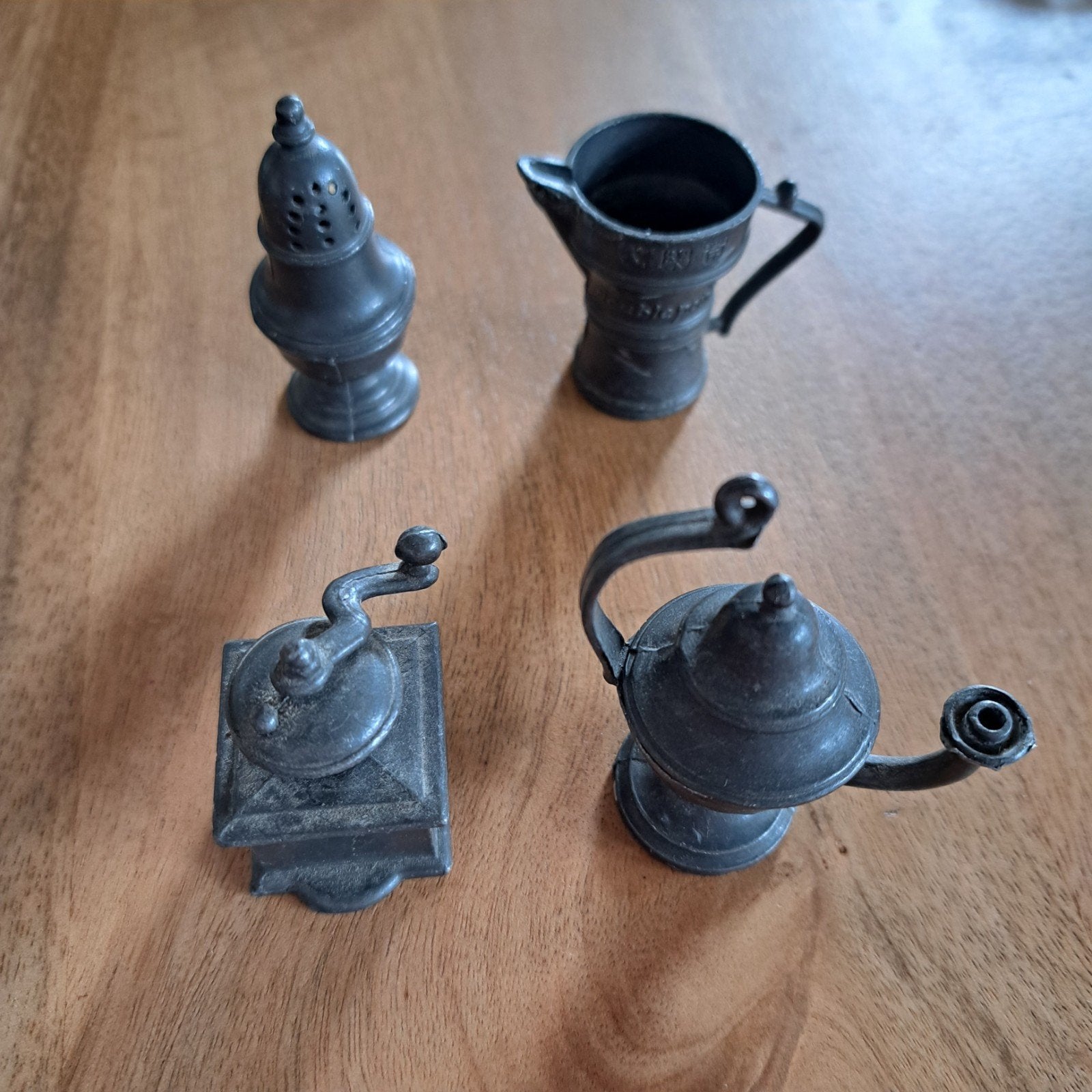 Miniatuur tinnen set: koffiemolen,olielamp, pepervaatje, ka, Antiek en Kunst, Ophalen of Verzenden