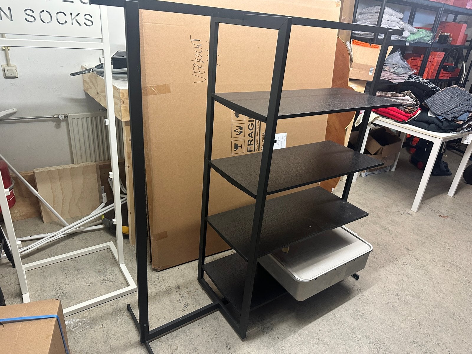 Zwart metalen kledingrek met planken, Ophalen, Gebruikt