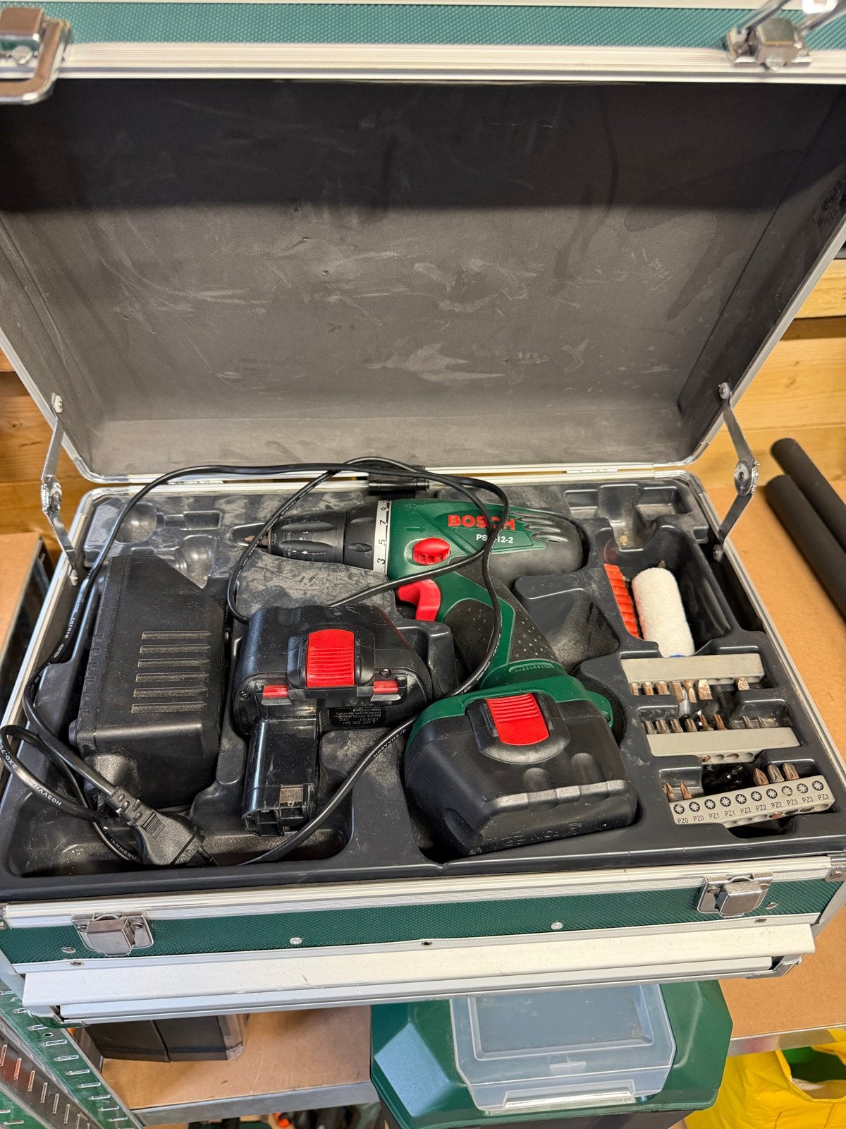 Boormachine set met accessoires - Bosch en Powerplus, Ophalen, Variabele snelheid, Boor- en Schroefmachine, Gebruikt