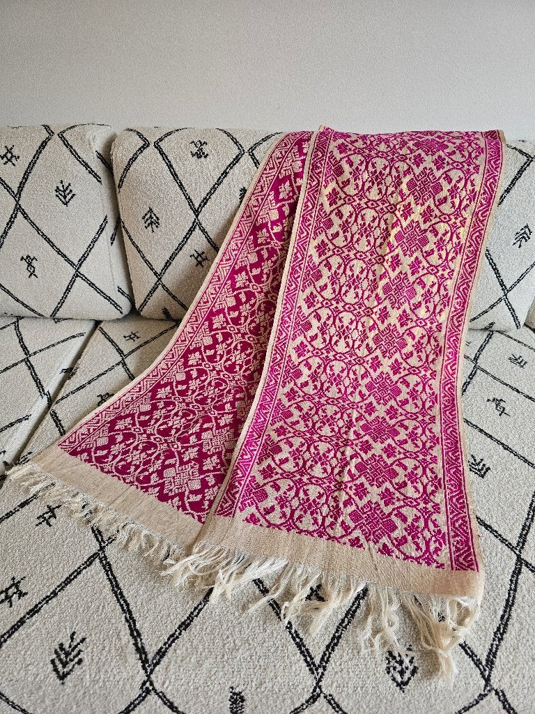 Bali Tafelloper / Sjaal Fuchsia Roze Brokaat 190 x 35 cm, Nieuw, Ophalen of Verzenden, 30 tot 120 cm, Katoen