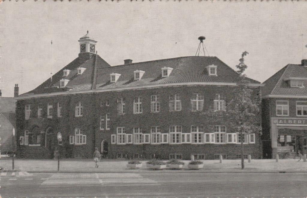 VALKENSWAARD Gemeentehuis met Albert Heijn Winkel, Verzenden, 1940 tot 1960, Ongelopen, Noord-Brabant