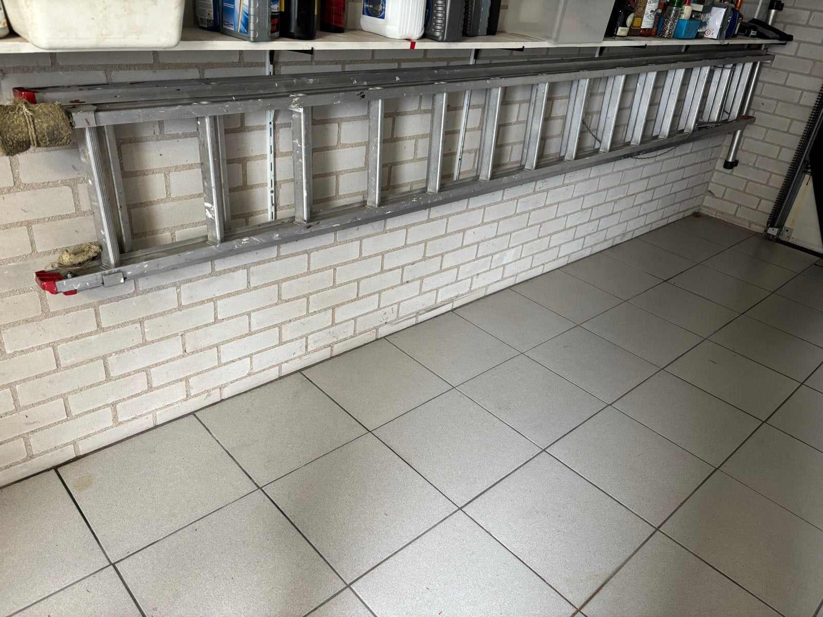 Altrex ladder (2x14 sporten) met stevige vloersteun, Ophalen, Zo goed als nieuw, Ladder, 4 meter of meer