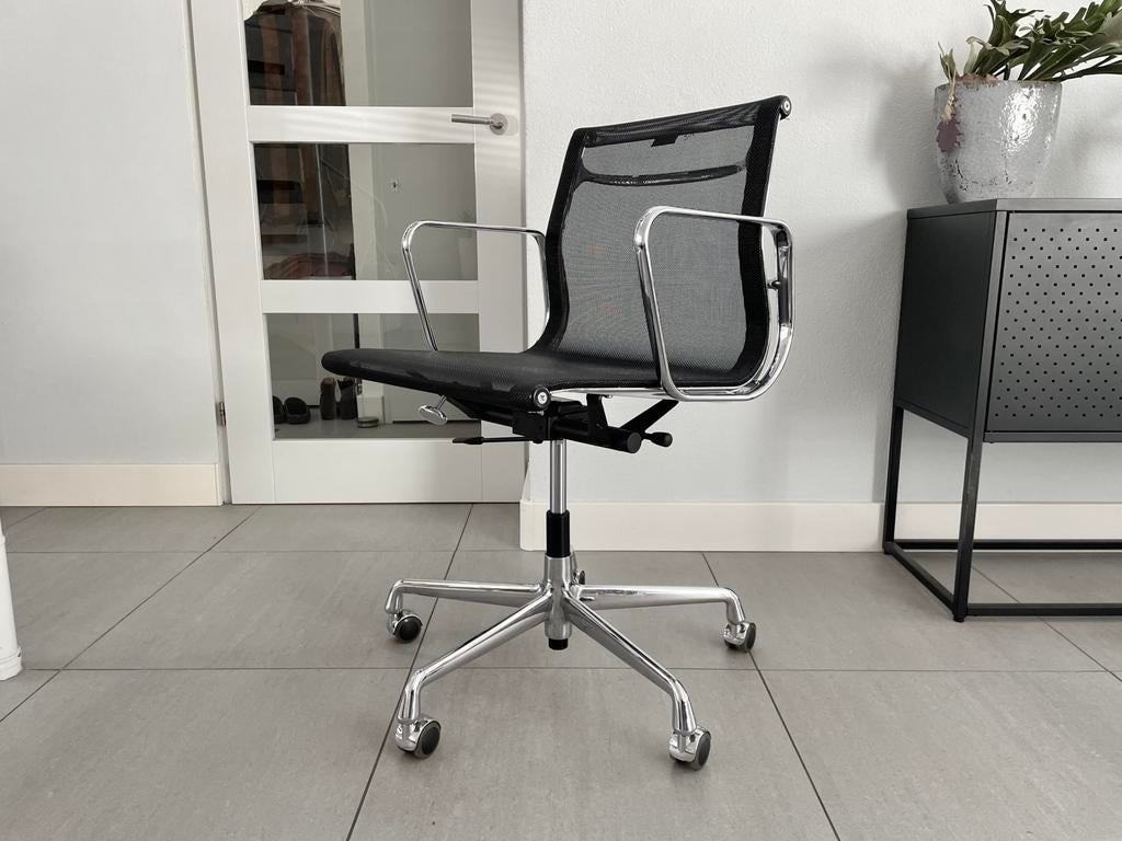 Vitra Eames ea117 bureaustoel zwart netweave chroom, Vitra, Zwart, Ophalen of Verzenden, Zo goed als nieuw
