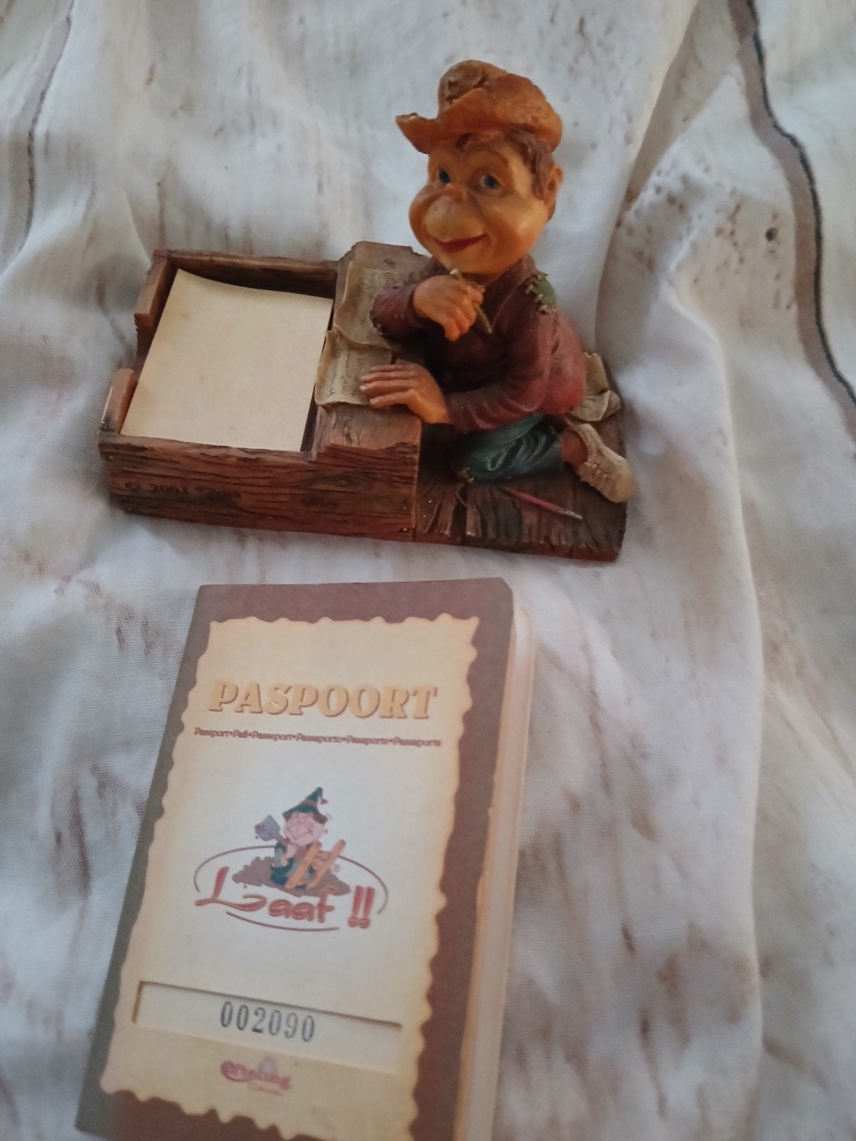 Laaf met paspoort, Ophalen of Verzenden, Zo goed als nieuw, Beeldje of Poppetje
