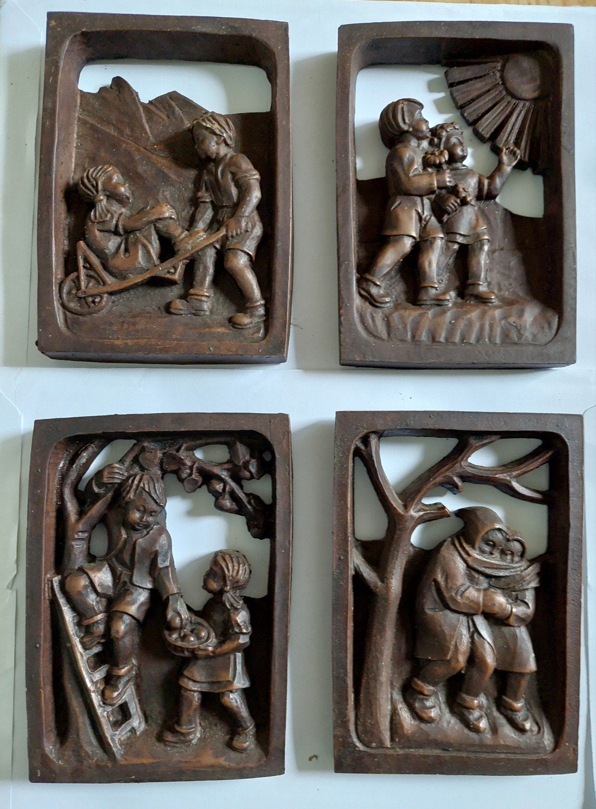 Set van 4 Houten Wanddecoraties met Kinderen, Antiek en Kunst, Kunst | Beelden en Houtsnijwerken, Groep mensen, Minder dan 20 cm