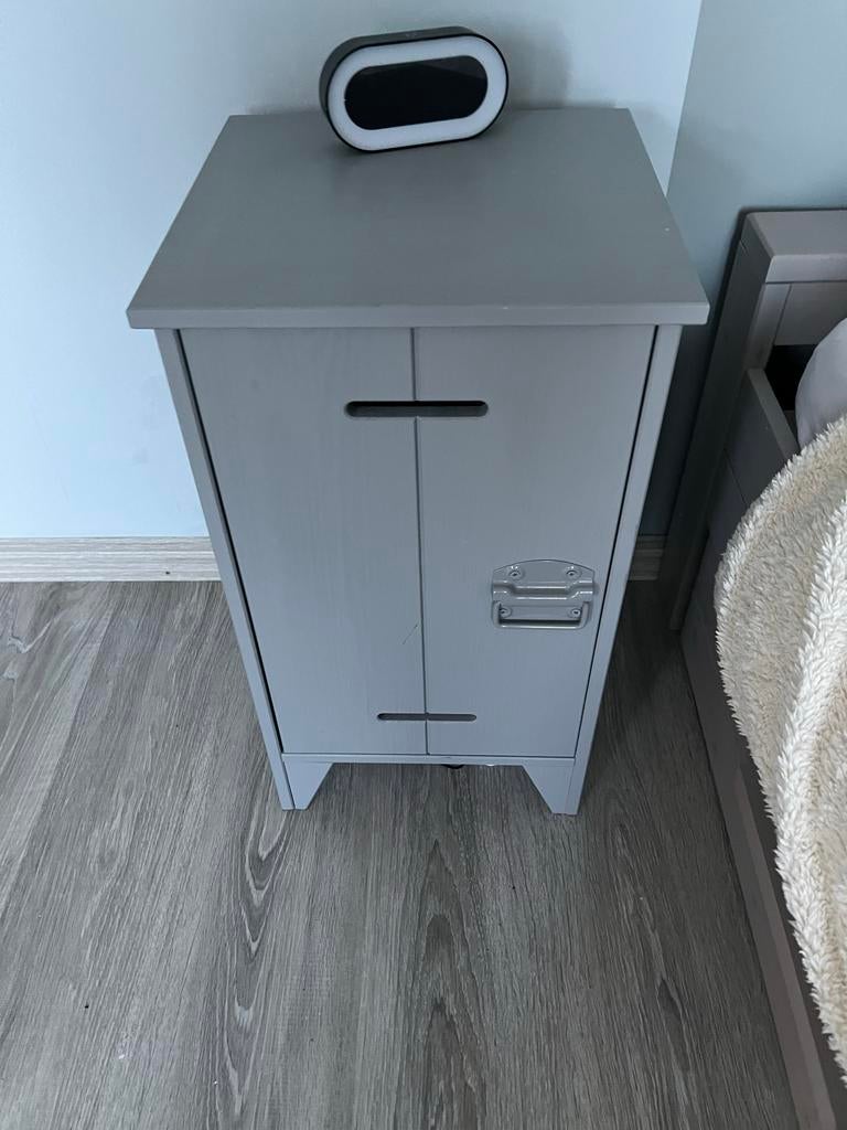 Nachtkastje met plank - 64 cm hoog, 36 cm breed, Huis en Inrichting, Slaapkamer | Nachtkastjes, Gebruikt, 55 tot 70 cm, Minder dan 45 cm