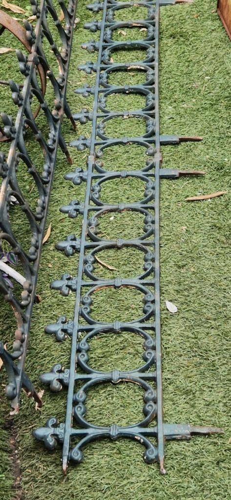 2 gietijzeren perkhekjes (circa 170 cm per hek) (brocante), Tuin en Terras, Tuinhekken en Hekwerk, Gebruikt, Sierhekwerk, IJzer