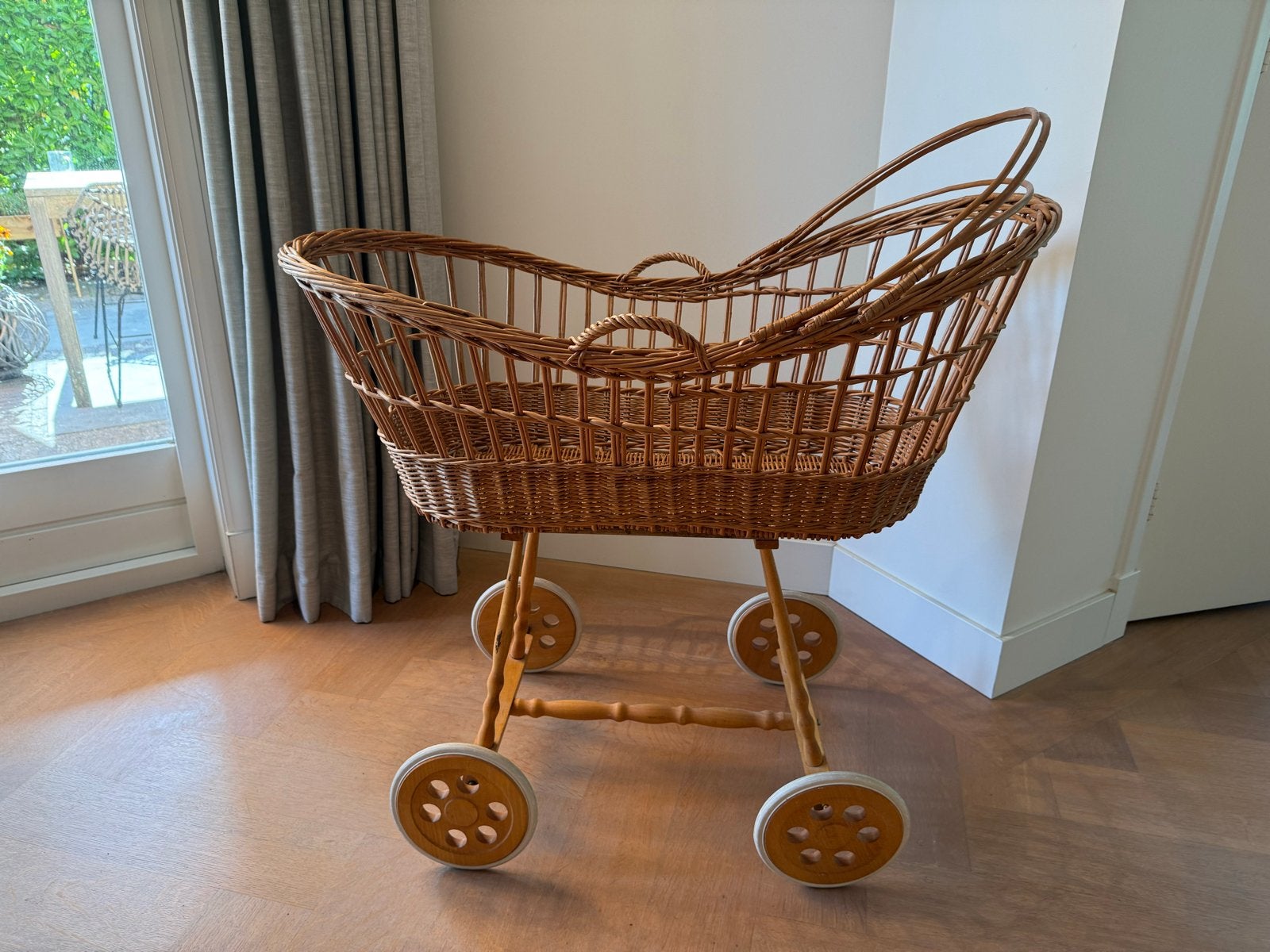 Vintage rieten wieg ( onderstel met wielen -, Kinderen en Baby's, Babywiegjes en Ledikanten, Ophalen, Gebruikt, Wieg