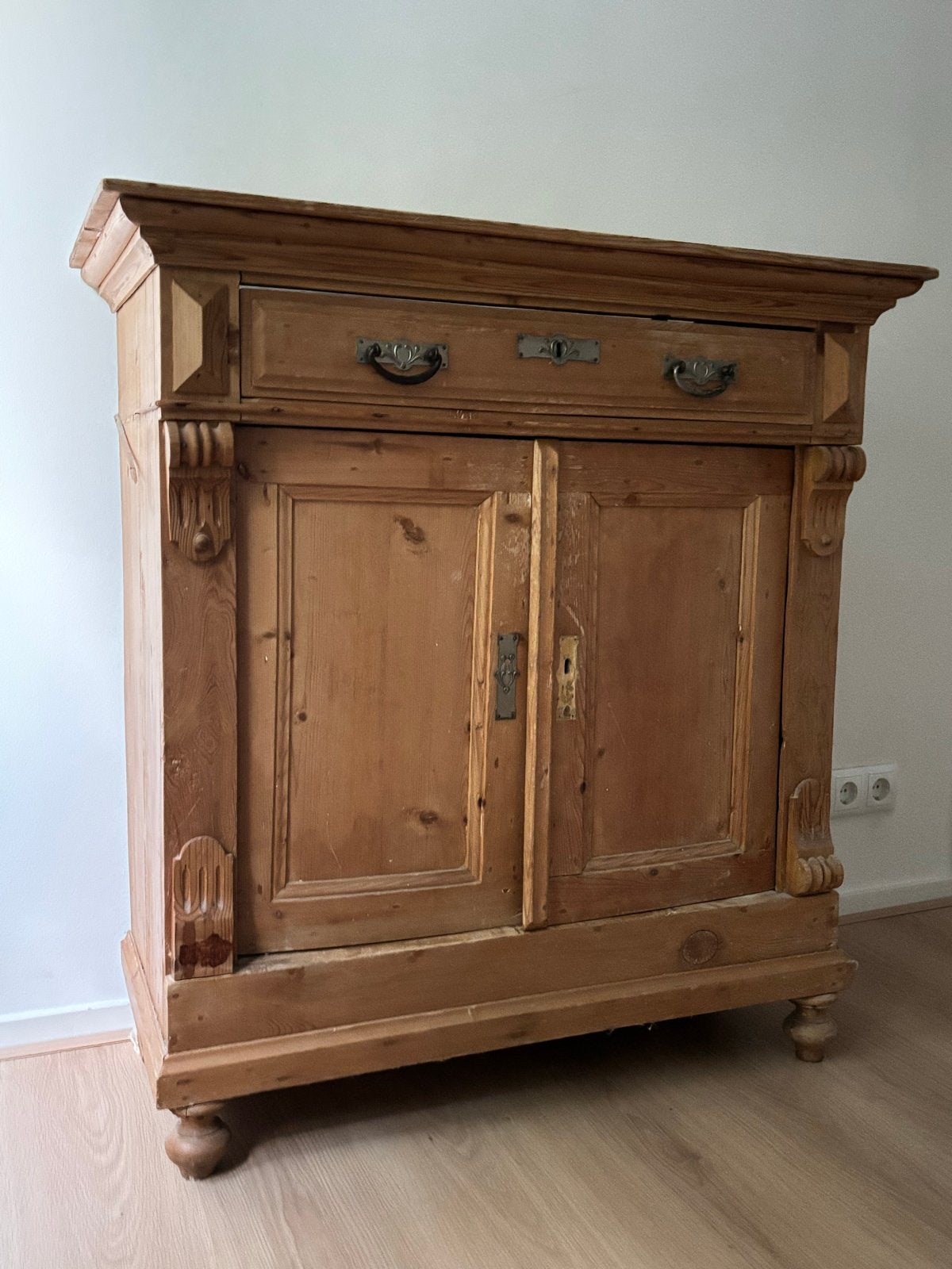 Antieke grenen kast met lade en deuren, Ophalen