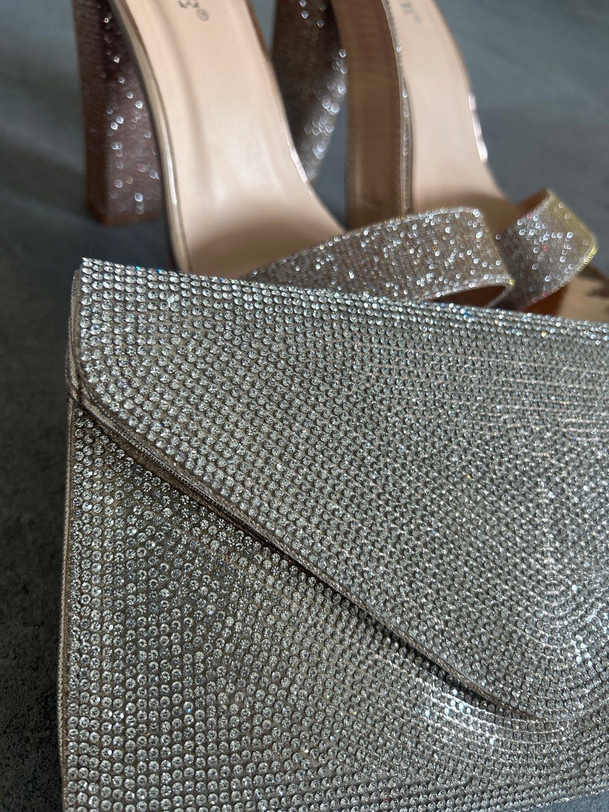 Gouden glitter hakken en bijpassende clutch, Ophalen of Verzenden, Zo goed als nieuw, Overige kleuren, Schoenen met hoge hakken