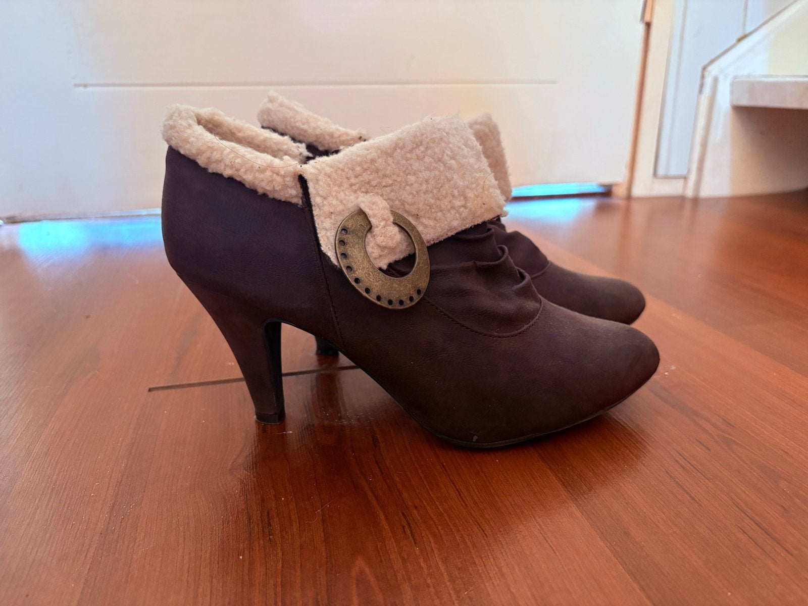 Suede look enkel laarsjes met bontje maat 41, Ophalen of Verzenden, Zo goed als nieuw, Bruin, Lage of Enkellaarzen