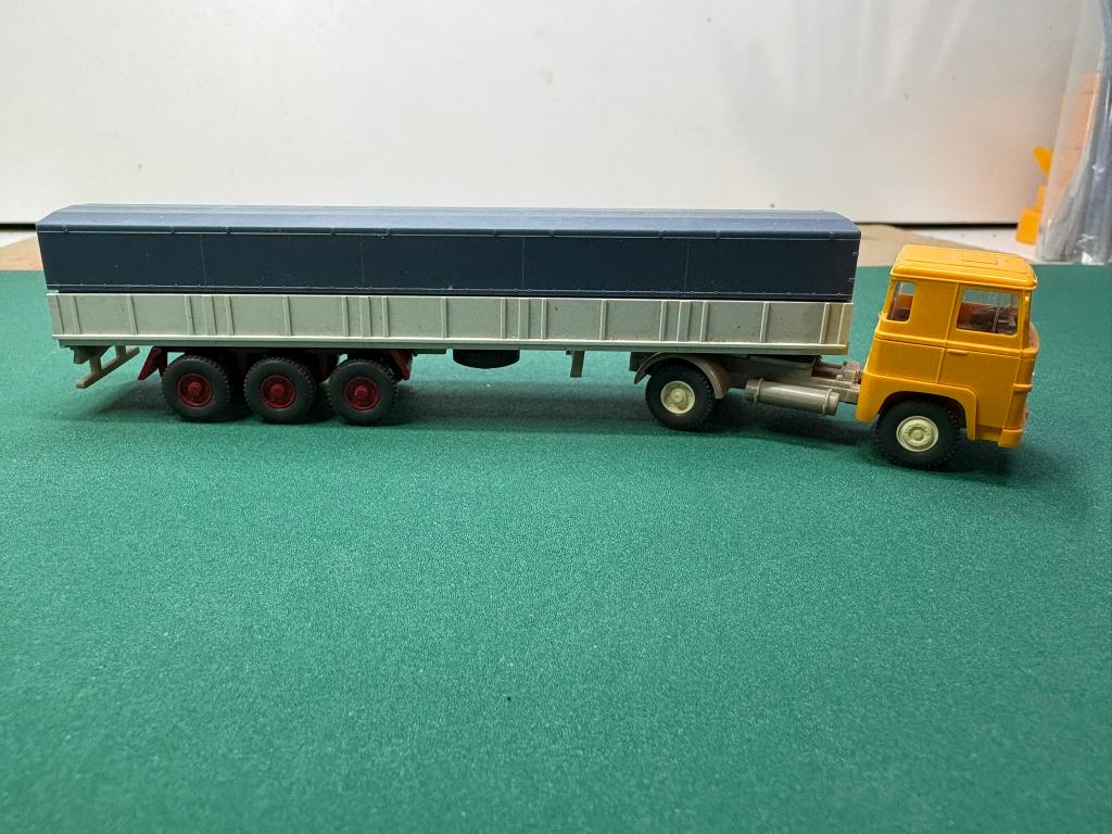 Wiking Scania trekker met zeil oplegger IMG6858/9/60/61, Ophalen of Verzenden, Gebruikt, Bus of Vrachtwagen, Wiking