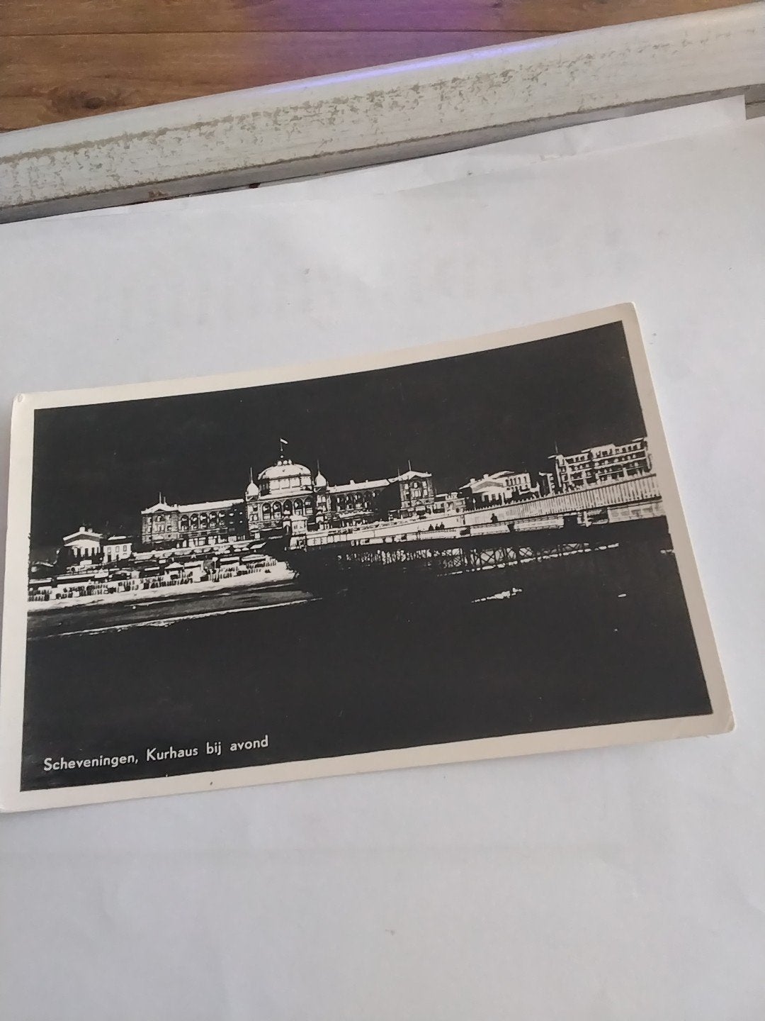 Oude Ansichtkaart Scheveningen Kurhaus bij avond 1958, Verzamelen, Ansichtkaarten | Nederland, Ophalen of Verzenden, 1940 tot 1960