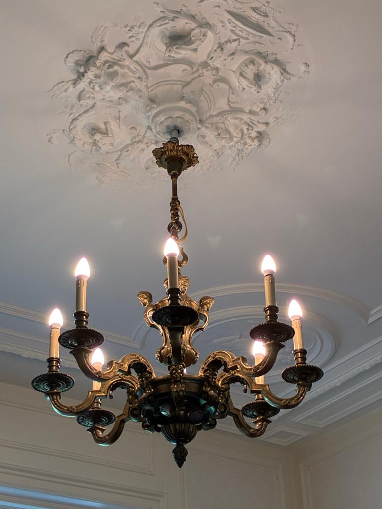 Antieke zware messing kroonluchter met bronzen details, Huis en Inrichting, Lampen | Kroonluchters, Ophalen, Zo goed als nieuw