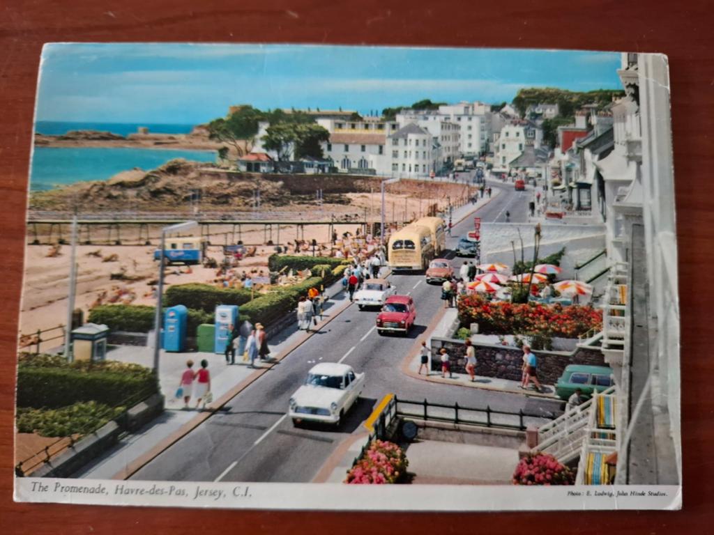 2 Gelopen Kaarten Jersey - Promenade en Kaart, Ophalen of Verzenden, 1960 tot 1980, Gelopen, Engeland