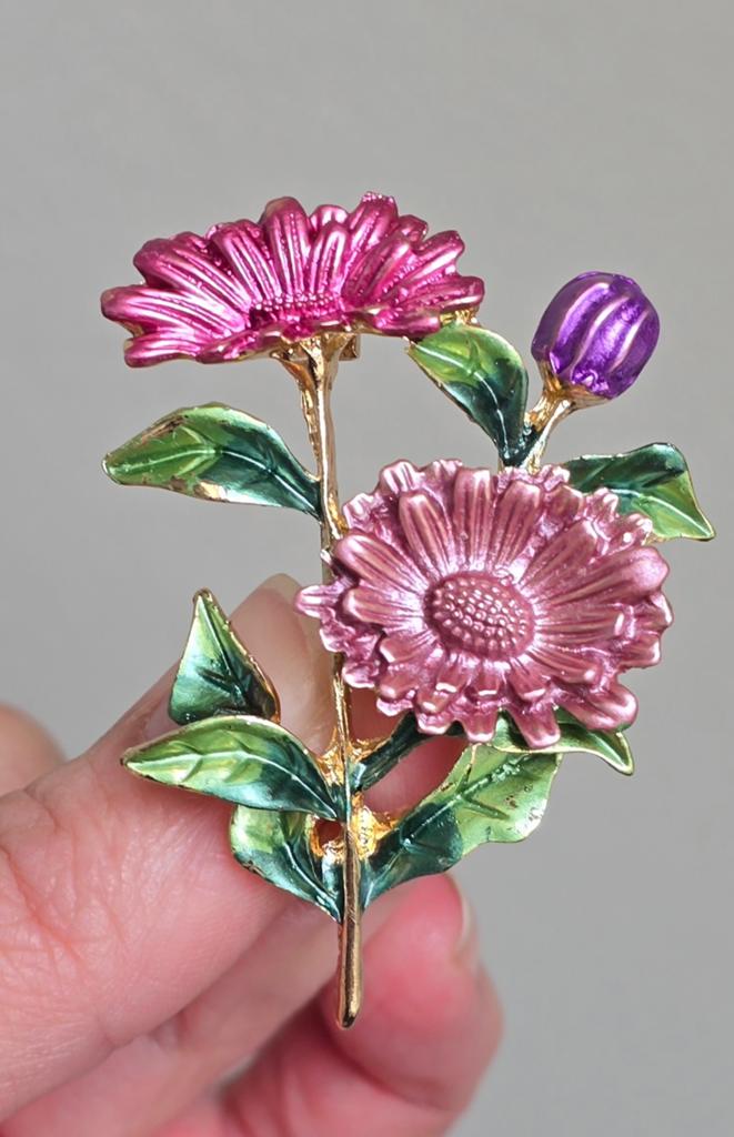 Bloemenbroche - roze en paarse emaille, Sieraden, Tassen en Uiterlijk, Broches, Ophalen of Verzenden, Nieuw, Roze, Overige materialen