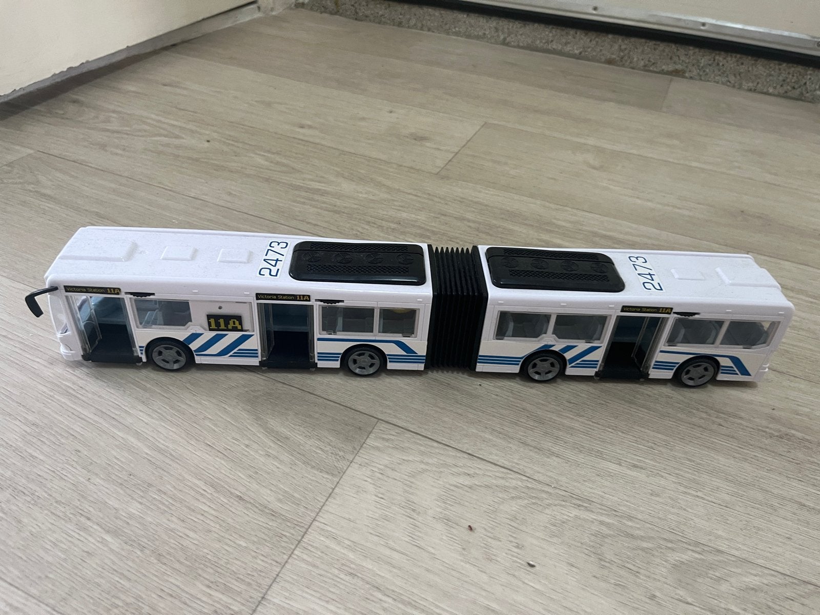 Speelgoed bus - Gelede bus model, Kinderen en Baby's, Speelgoed | Speelgoedvoertuigen, Ophalen of Verzenden, Gebruikt