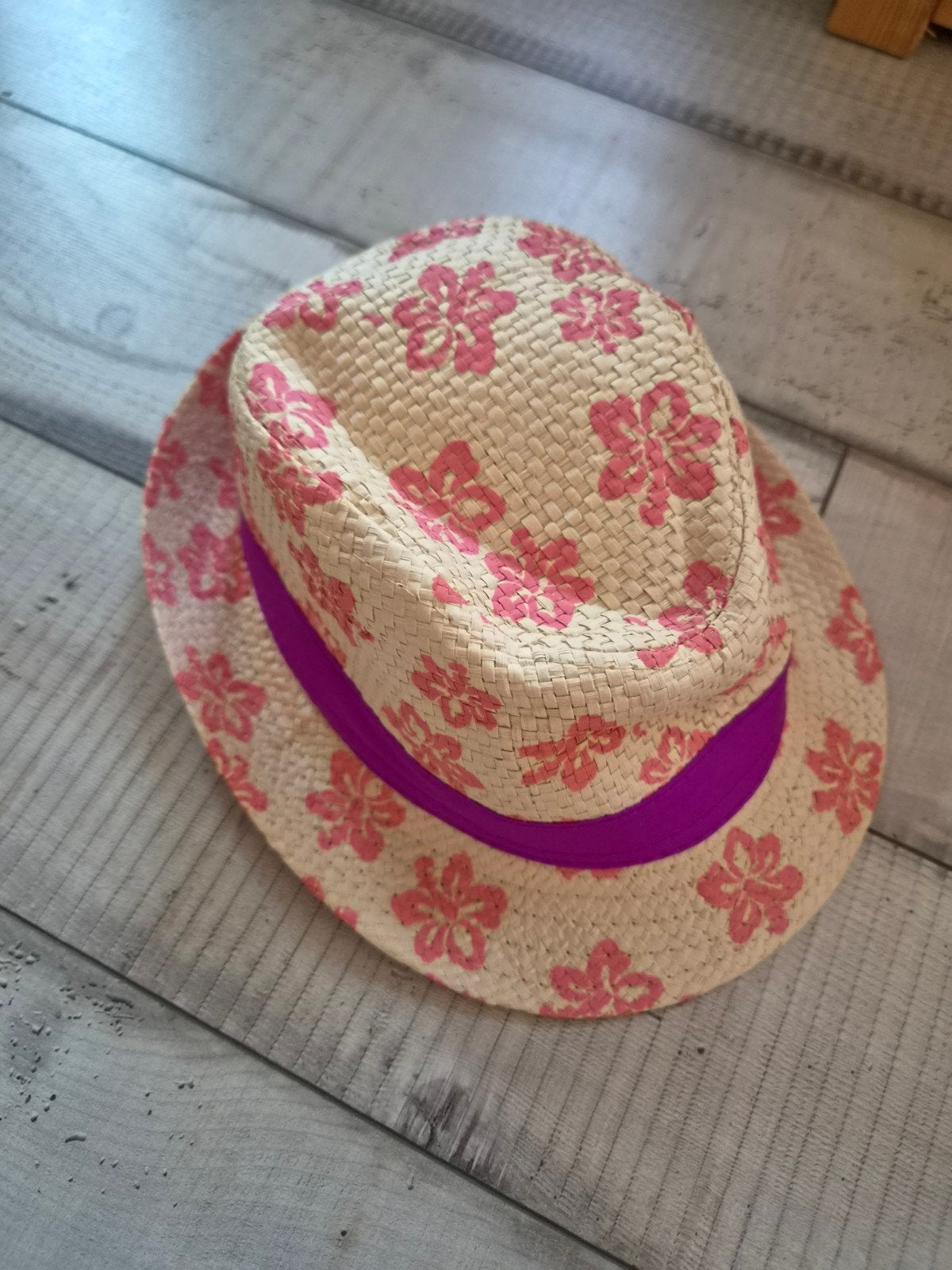 Zomerse strohoed met bloemenprint en paarse band, Ophalen of Verzenden