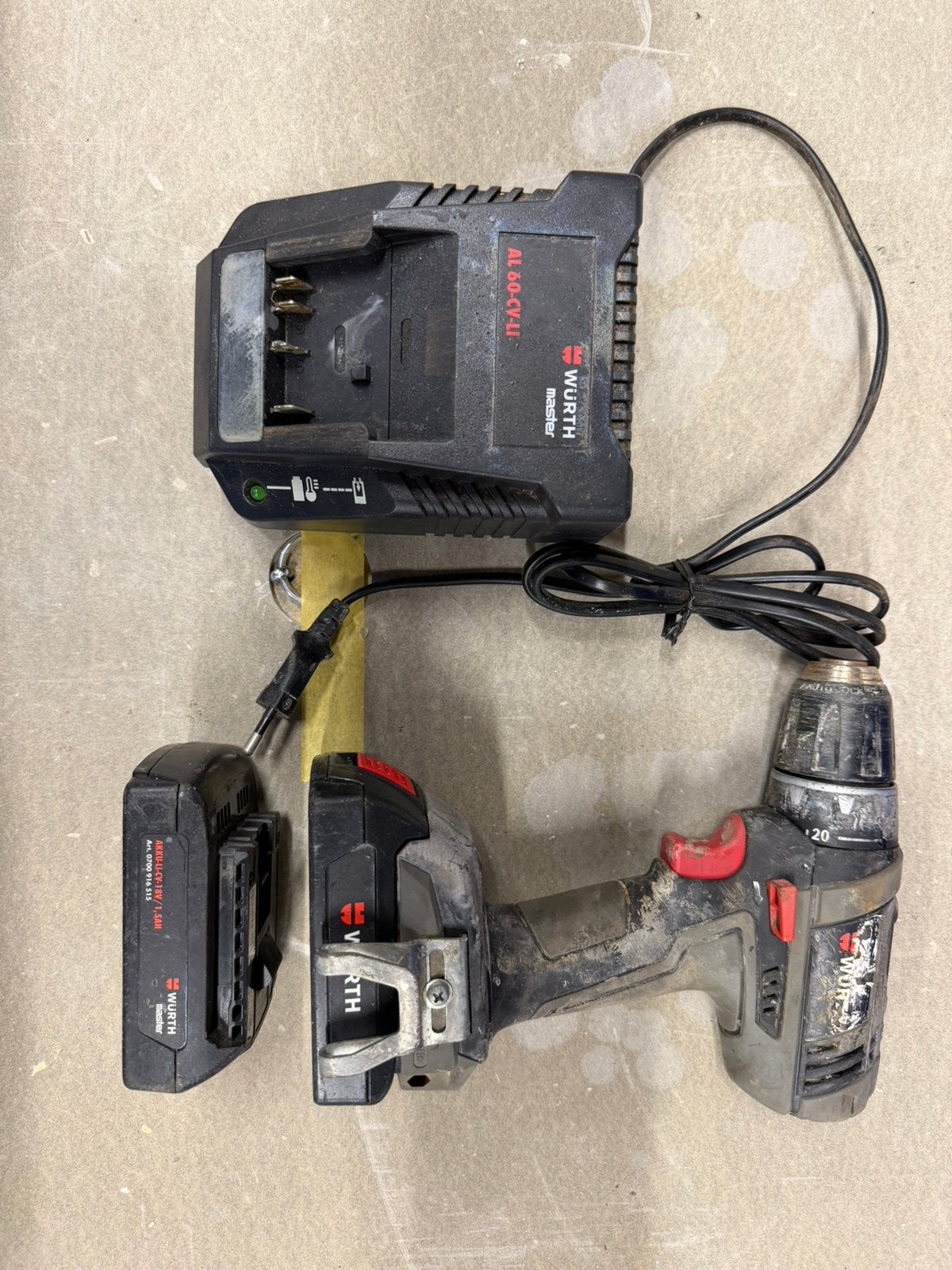 Wurth 18v accu schroefmachine met lader en 2 accu, Ophalen, Gebruikt, Boor- en Schroefmachine, Variabele snelheid