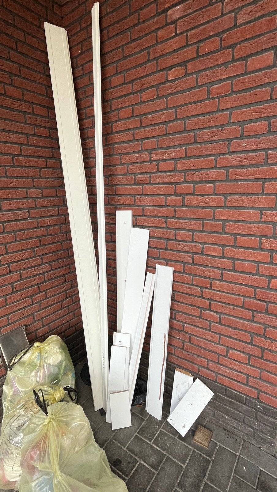 GRATIS afhalen diverse restanten hardhouten meranti plinten, Doe-het-zelf en Verbouw, Ophalen