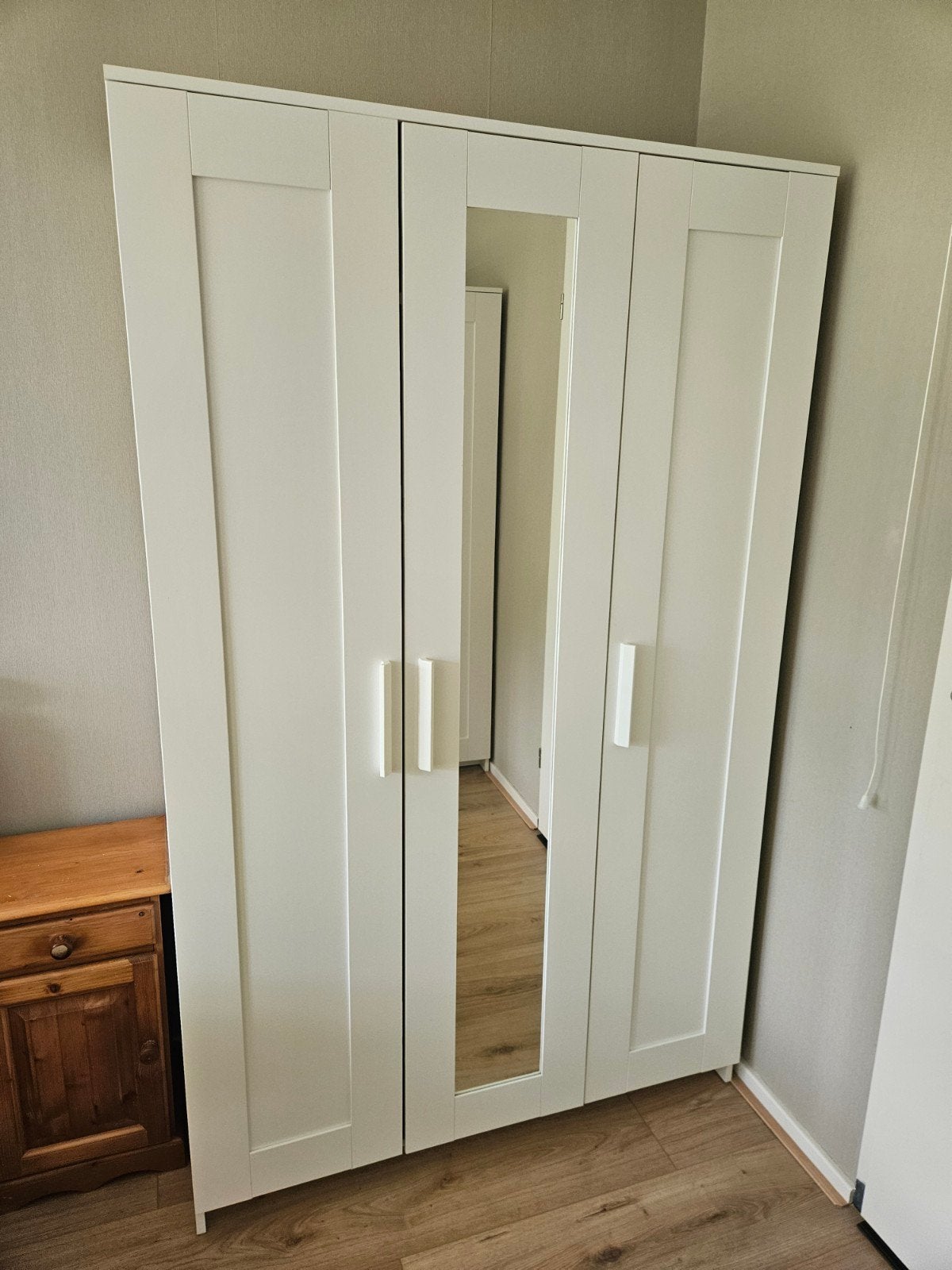 IKEA BRIMNES Kledingkast met 3 deuren en spiegel, Ophalen, Met deur(en), Gebruikt, 100 tot 150 cm