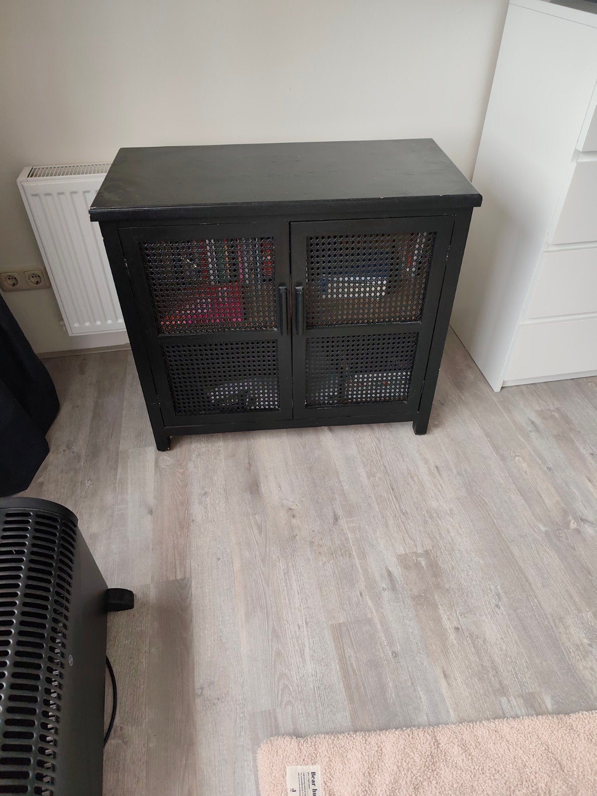 Zwarte kast met roosterdeuren - Gebruikte staat, Huis en Inrichting, Ophalen