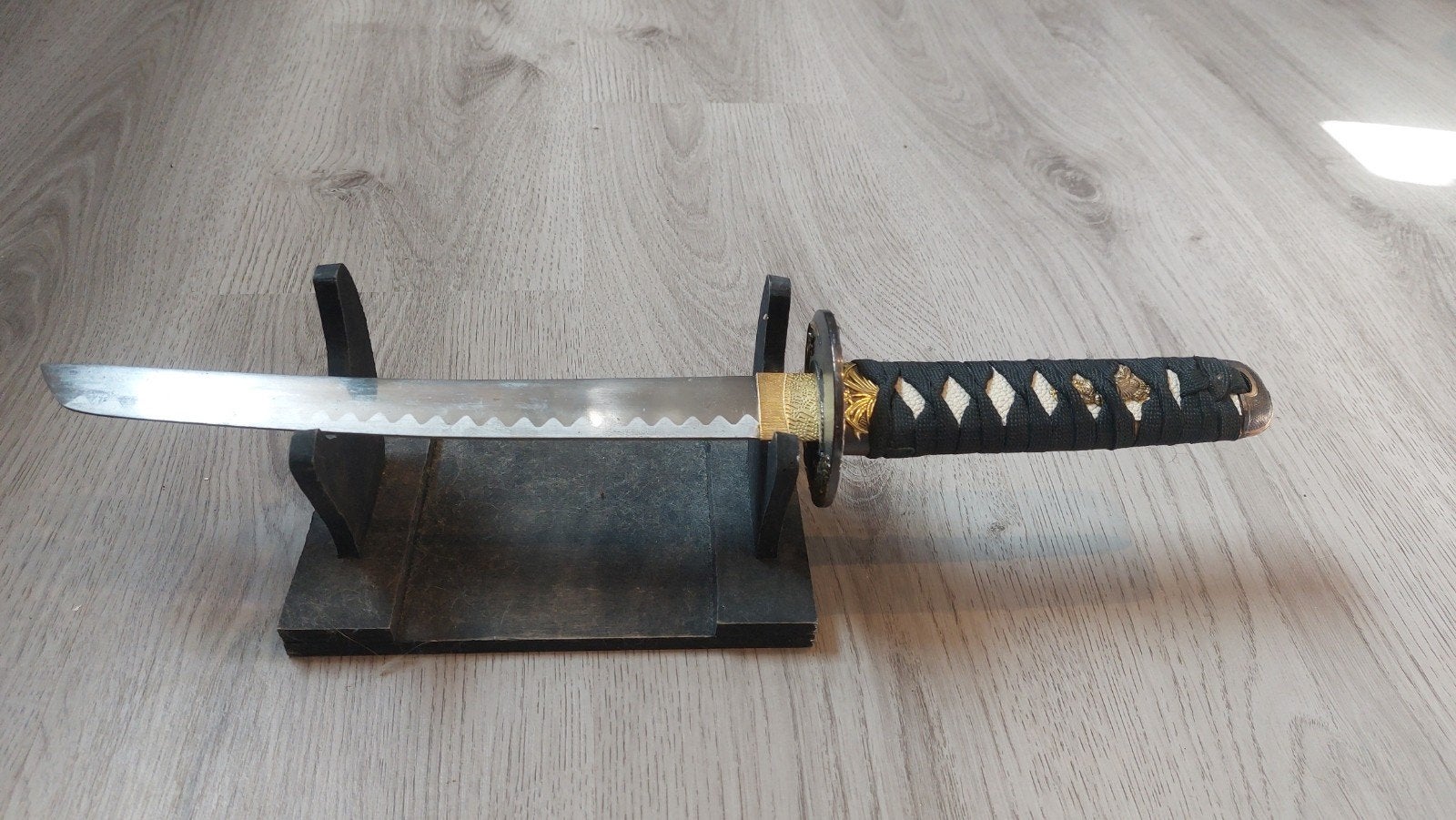 Decoratief zwaard met standaard, Ophalen