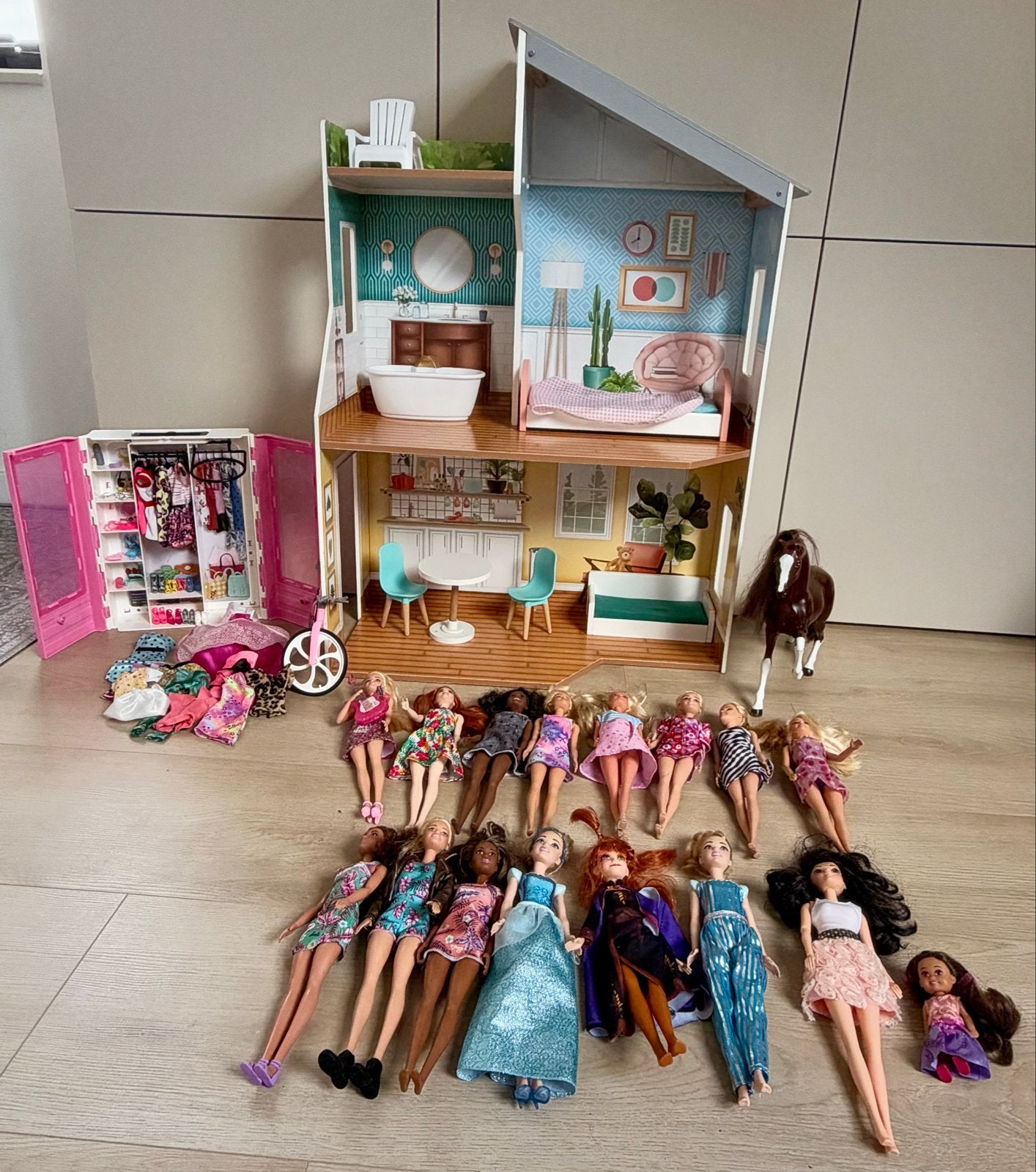Barbiehuis incl poppen, kleding, kast, paard, fiets, Ophalen, Gebruikt, Barbie