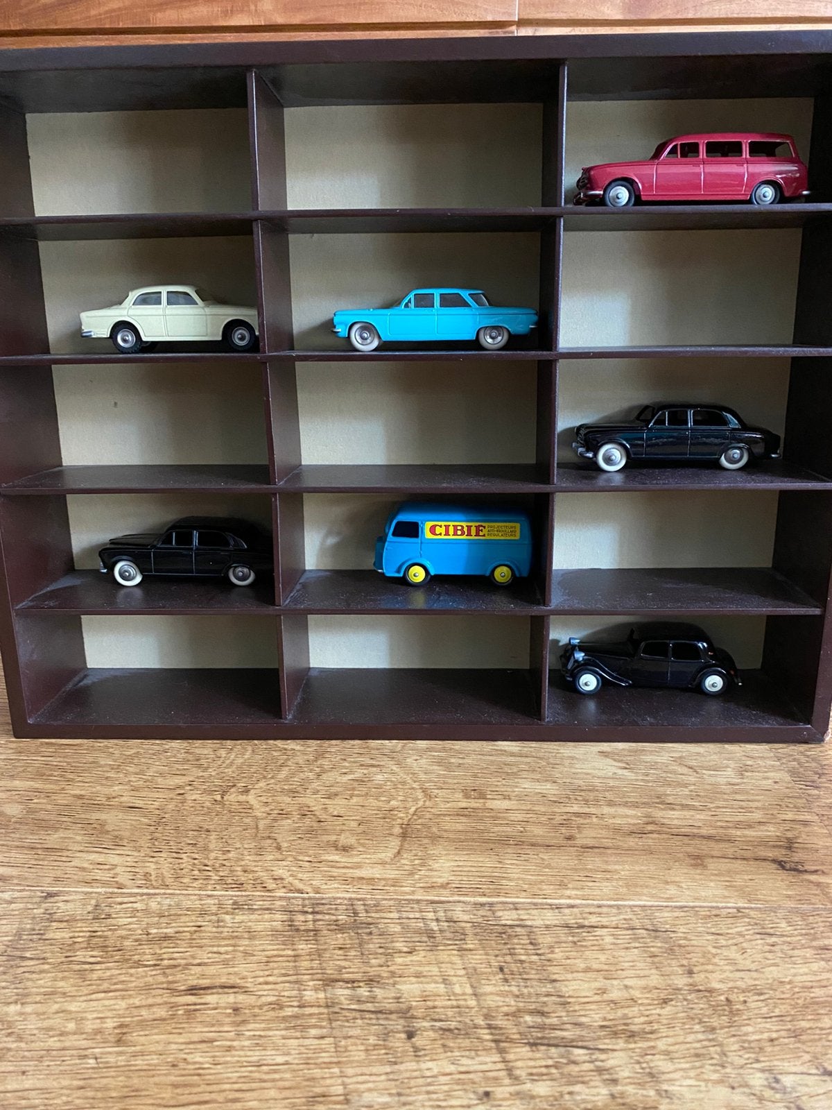Dinkey toys atlas edition 7 stuks + kabinet voor 15 autos, Verzamelen, Ophalen of Verzenden, Zo goed als nieuw