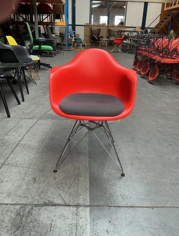 Vitra Eames DAR Design Stoel | Rood | Chroom | Grijs Kussen, Gebruikt, -, -, Kunststof