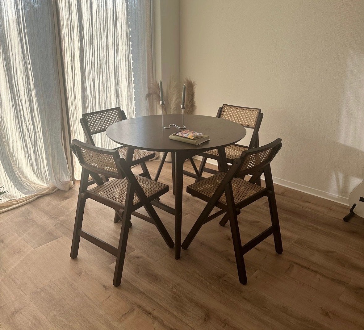 Elegante ronde eettafel met 4 rieten stoelen japandi stijl, Ophalen, Japandi, 100 tot 150 cm, Rond