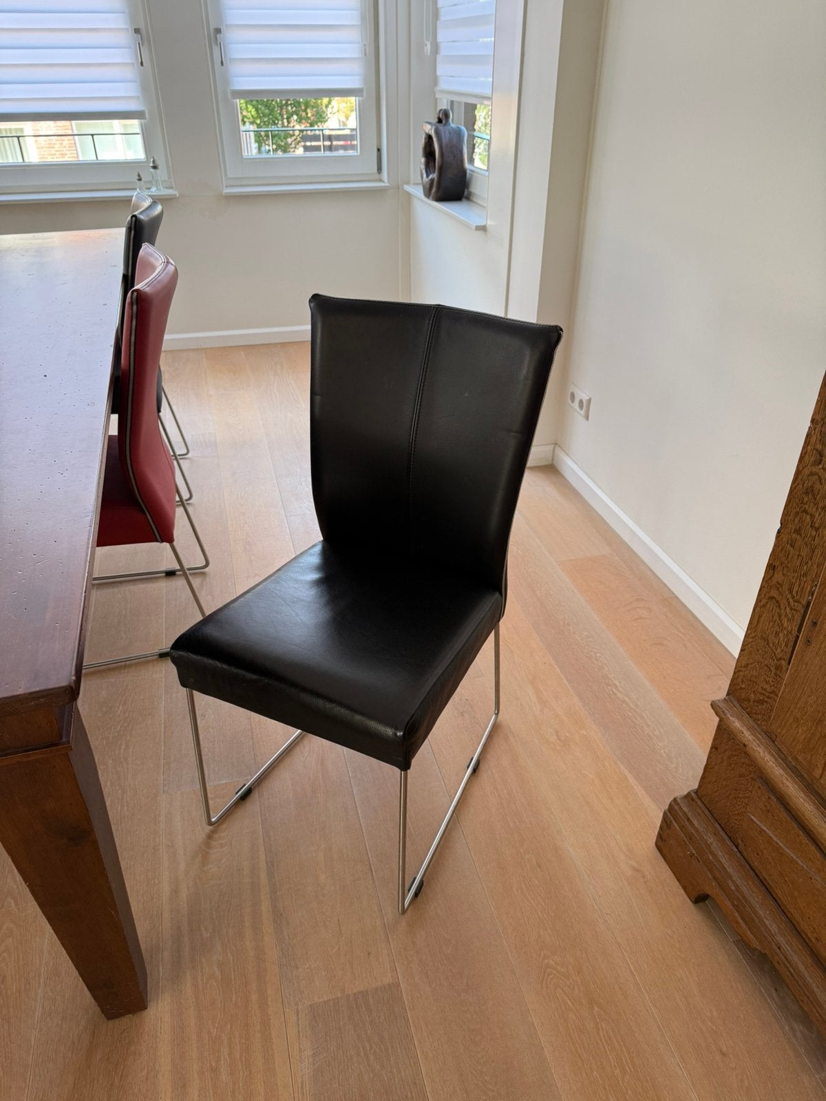 6 hulsta D2 (of D2-19) eetkamerstoelen, 3 rood 3 zwart, Ophalen, Leer, Zo goed als nieuw, Hulsta D 2 stoelen in prima staat