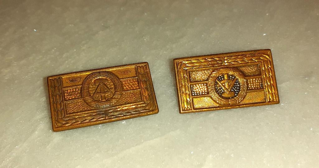 Verzamelen 2 pins DDR jaren '70, Verzamelen, Speldjes, Pins en Buttons, Ophalen of Verzenden, Zo goed als nieuw, Overige onderwerpen