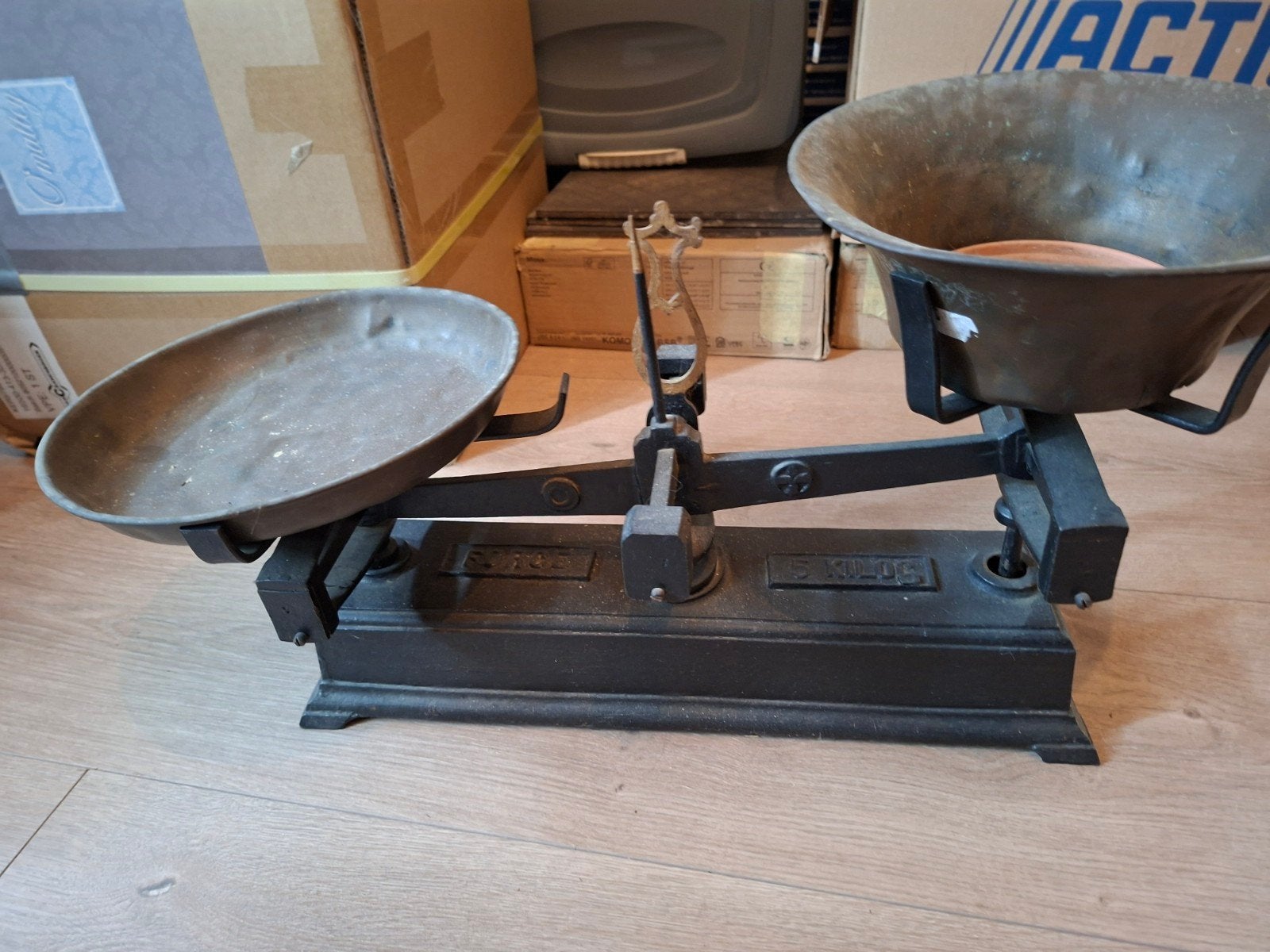 Antieke Winkelweegschaal - 5 Kilo Capaciteit, Witgoed en Apparatuur, Ophalen, Winkelweegschaal, Analoog, 500 gram of grover