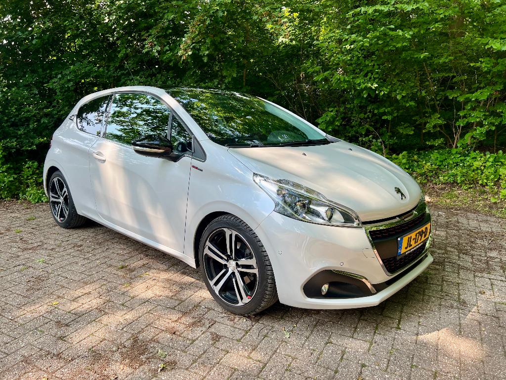 Peugeot 208 1.2 Puretech 110pk 3D 2016 Wit- Vol opties!, Auto's, Voorwielaandrijving, 40 €/maand, 1199 cc, Leder en Stof