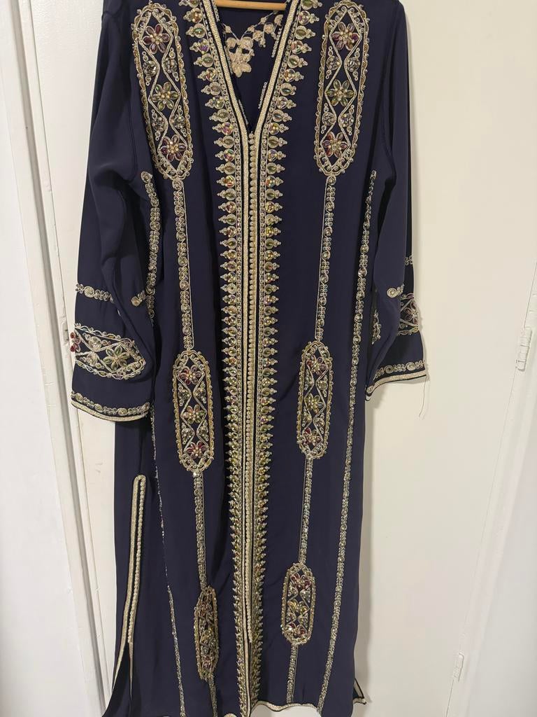 Prachtige donkerblauwe kaftan met borduursels, Maat 38/40 (M), Overige typen, Blauw, Ophalen of Verzenden