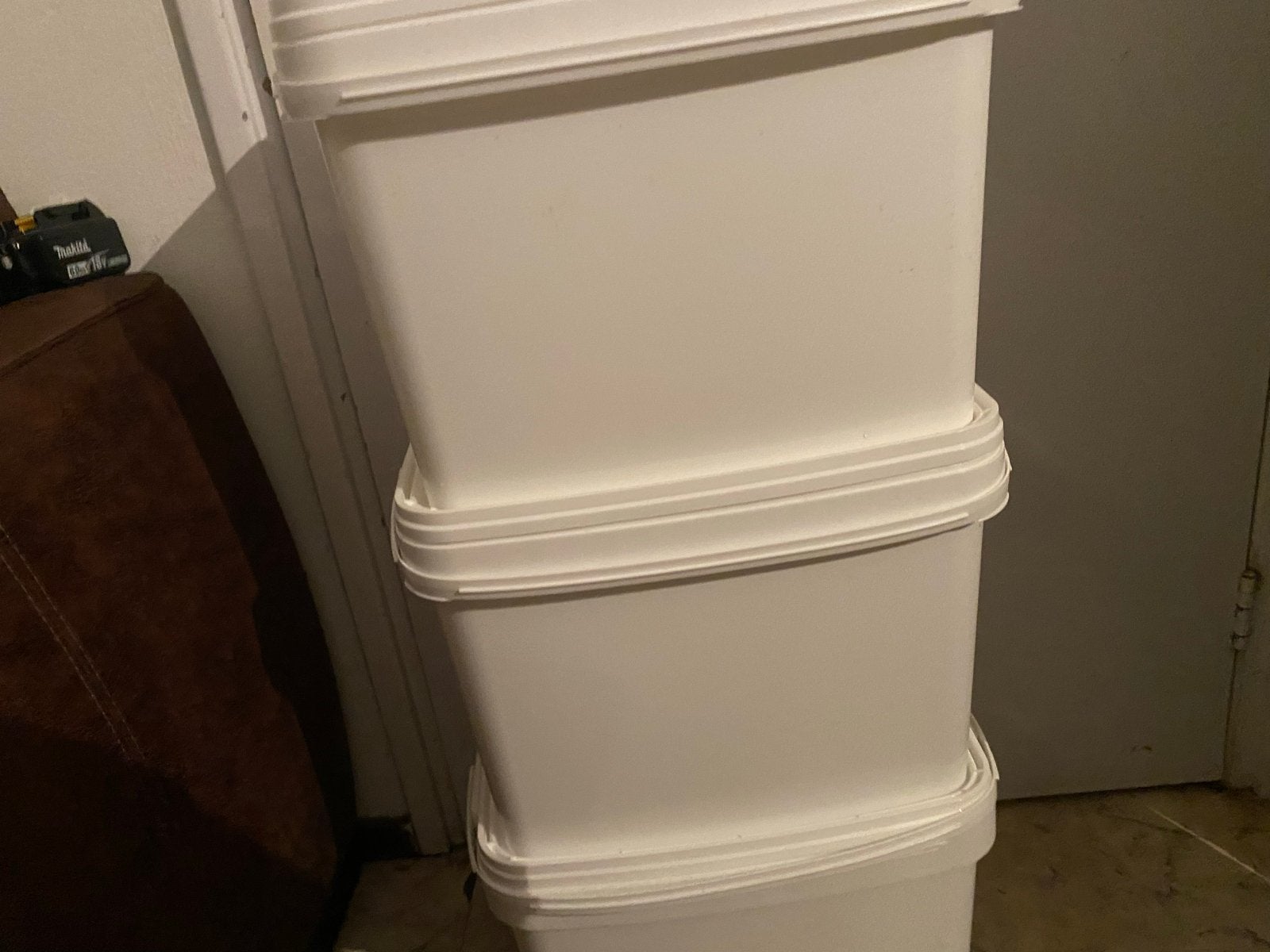 Foto 3 van Grote schone plastic emmers 14 en 22L met deksel en handvat