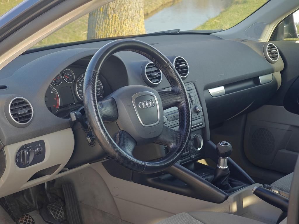 Audi A3 1.6 Attraction (bj 2007), Voorwielaandrijving, Stof, Gebruikt, Beige