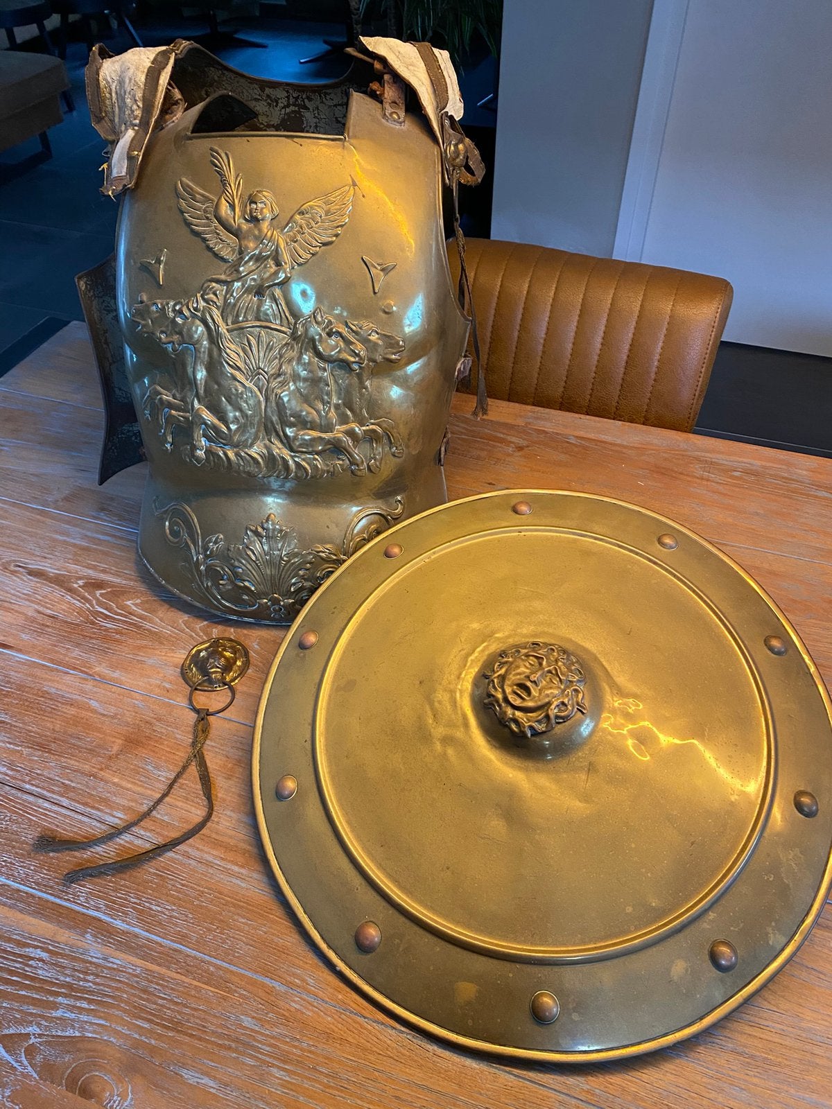 Harnas met schild vanuit kasteel, Verzamelen, Ophalen, Landmacht, Nederland
